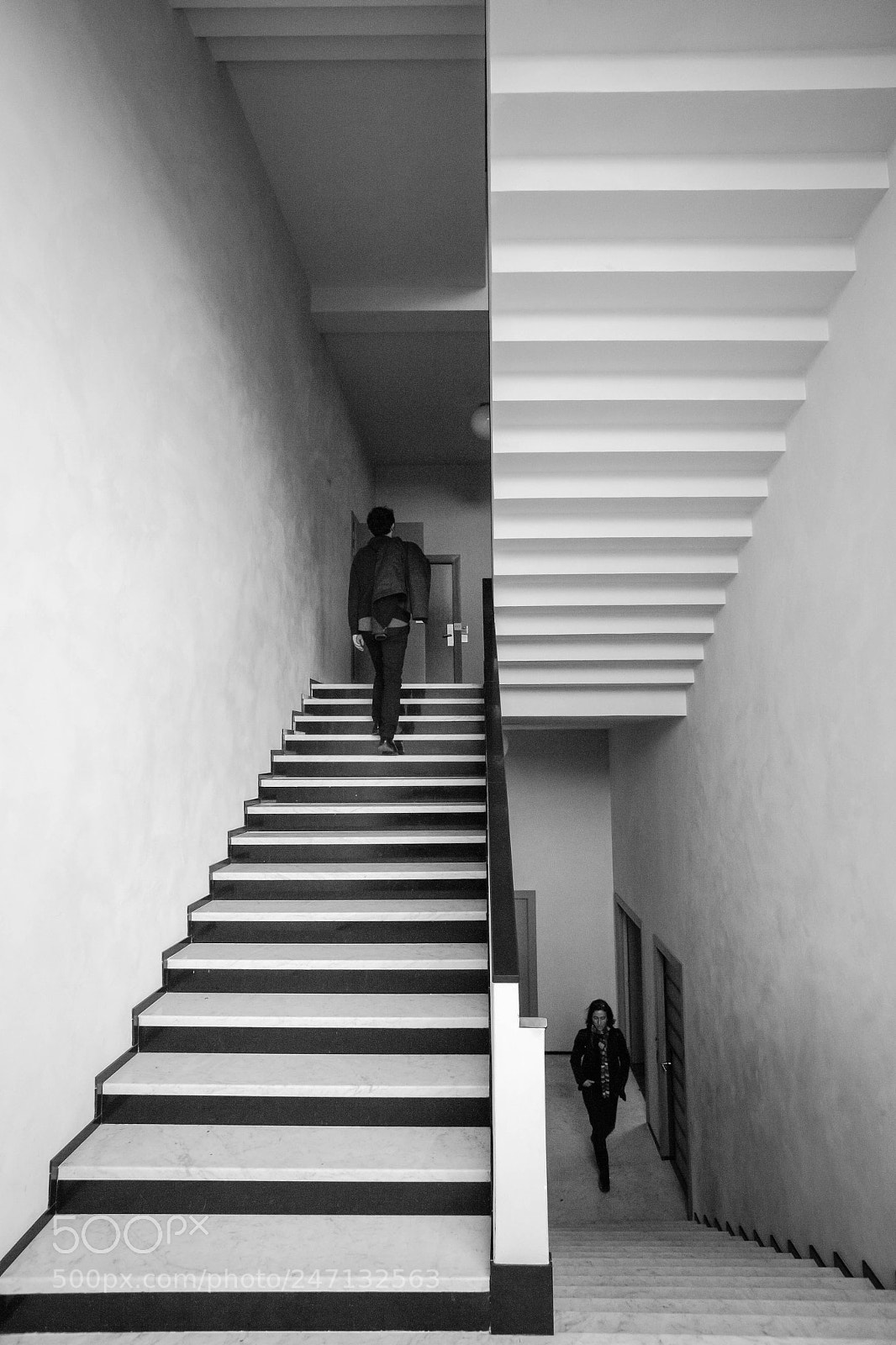 Canon EOS-1Ds Mark II sample photo. Couple in the stairs photography