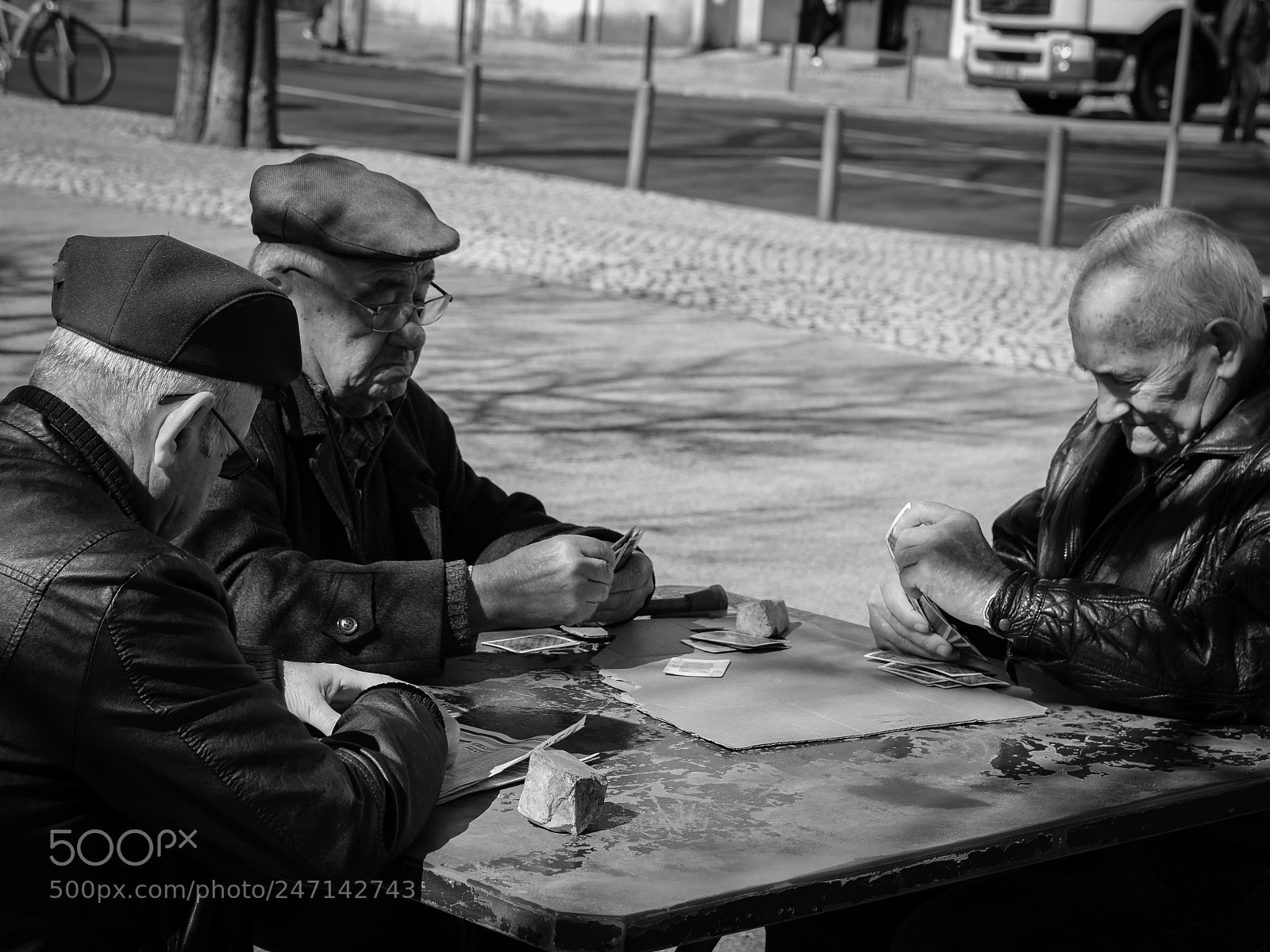 Canon EOS 200D (EOS Rebel SL2 / EOS Kiss X9) sample photo. Old retired men and photography