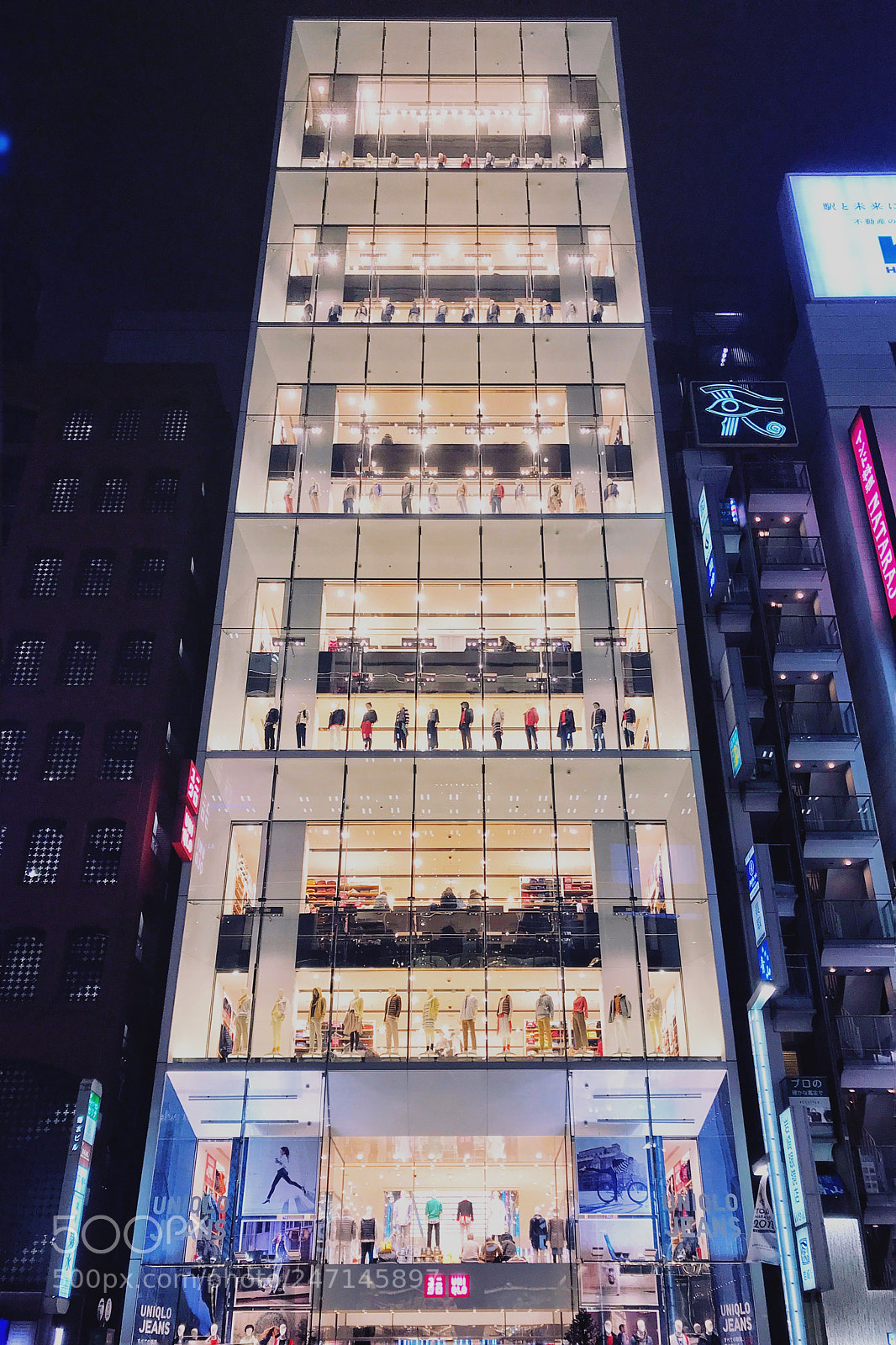 Apple iPhone 7 Plus sample photo. Uniqlo in ginza photography