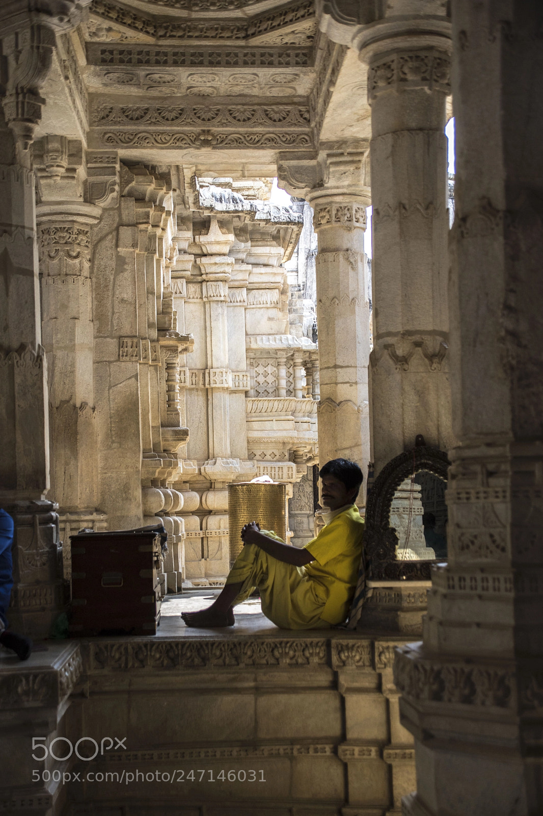 Canon EOS 6D Mark II sample photo. Sentado en el templo photography