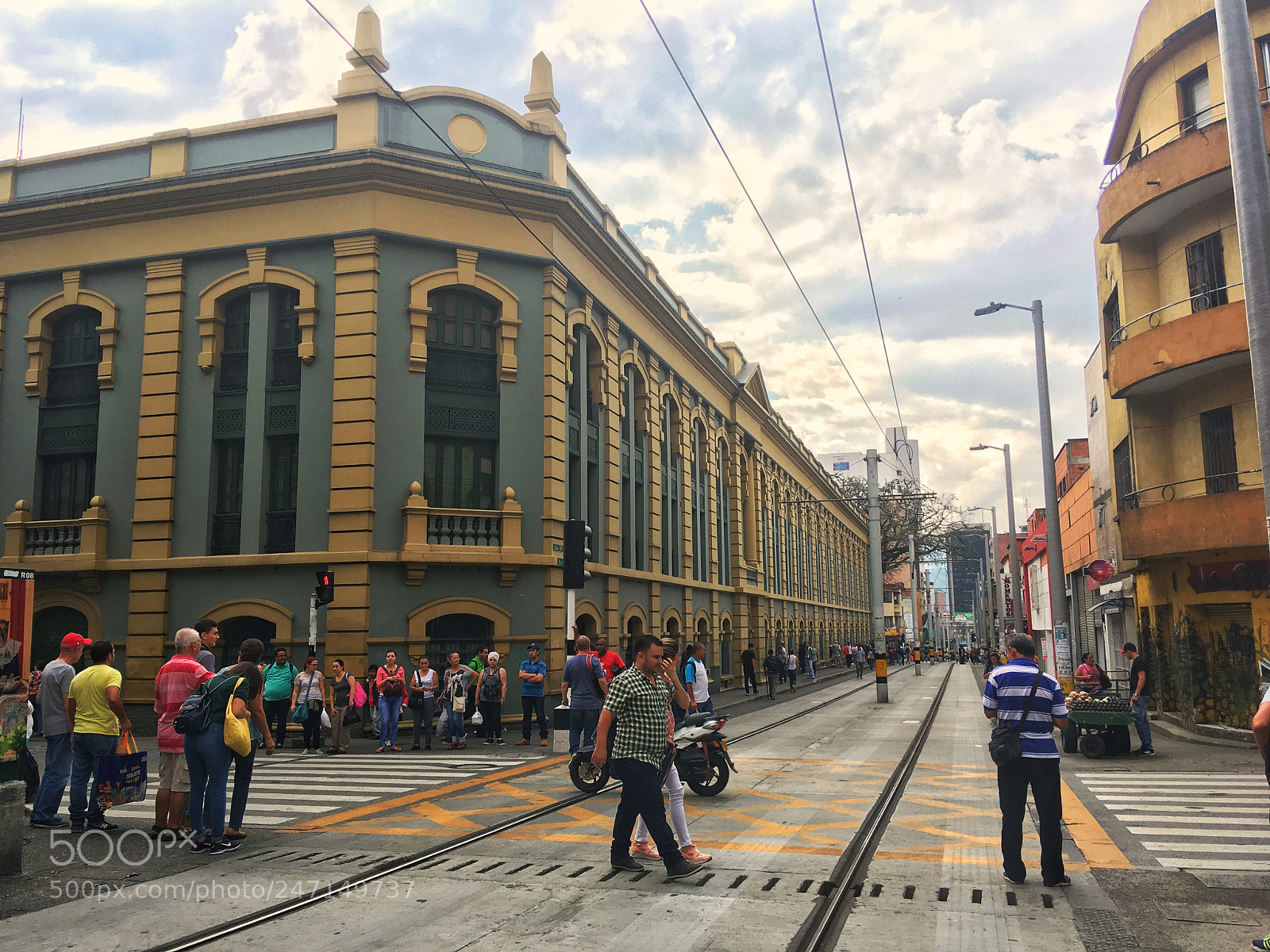 Apple iPhone SE sample photo. Medellín in color photography