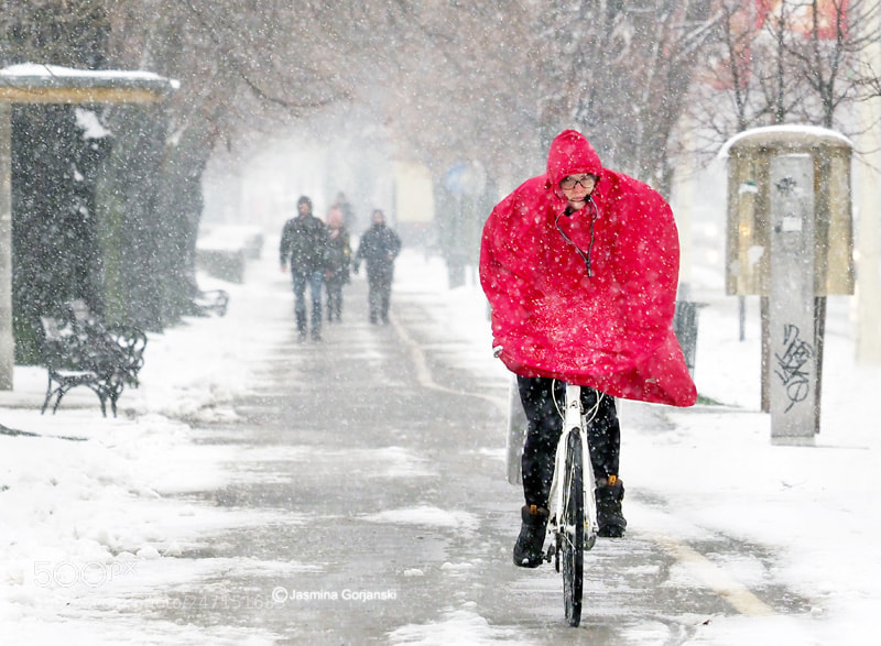 Olympus OM-D E-M1 Mark II sample photo. Red raincoat photography