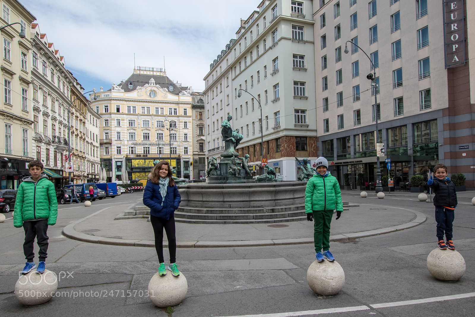 Canon EOS 7D Mark II sample photo. Kids in vienna center photography
