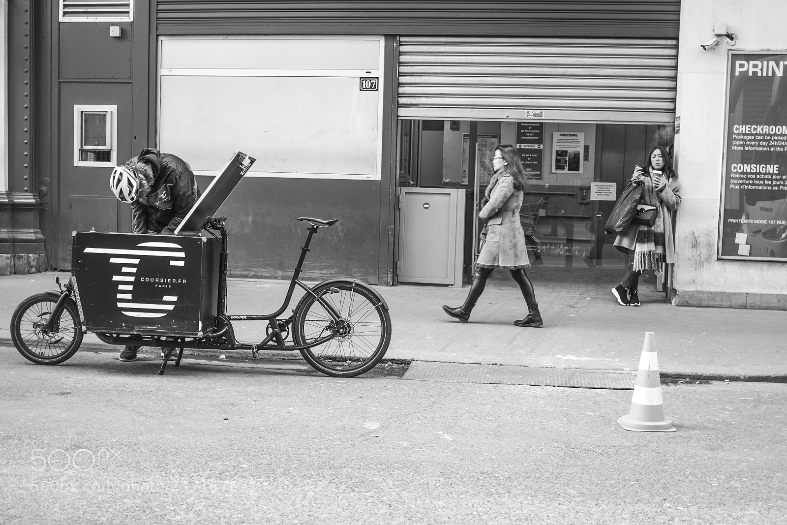 Fujifilm X100T sample photo. Paris street scene coursier photography