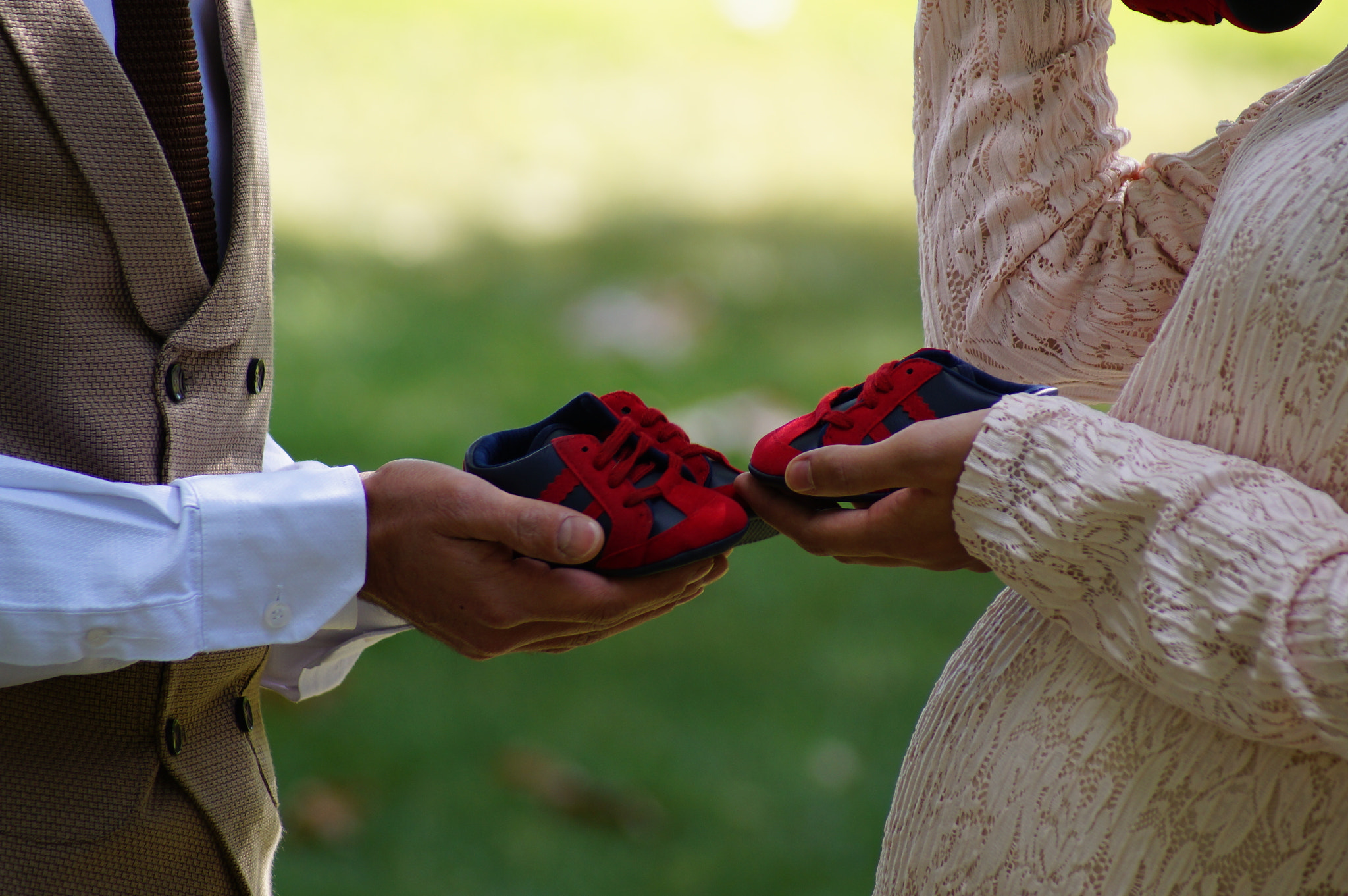 Sony 75-300mm F4.5-5.6 sample photo. Parents expecting a baby photography