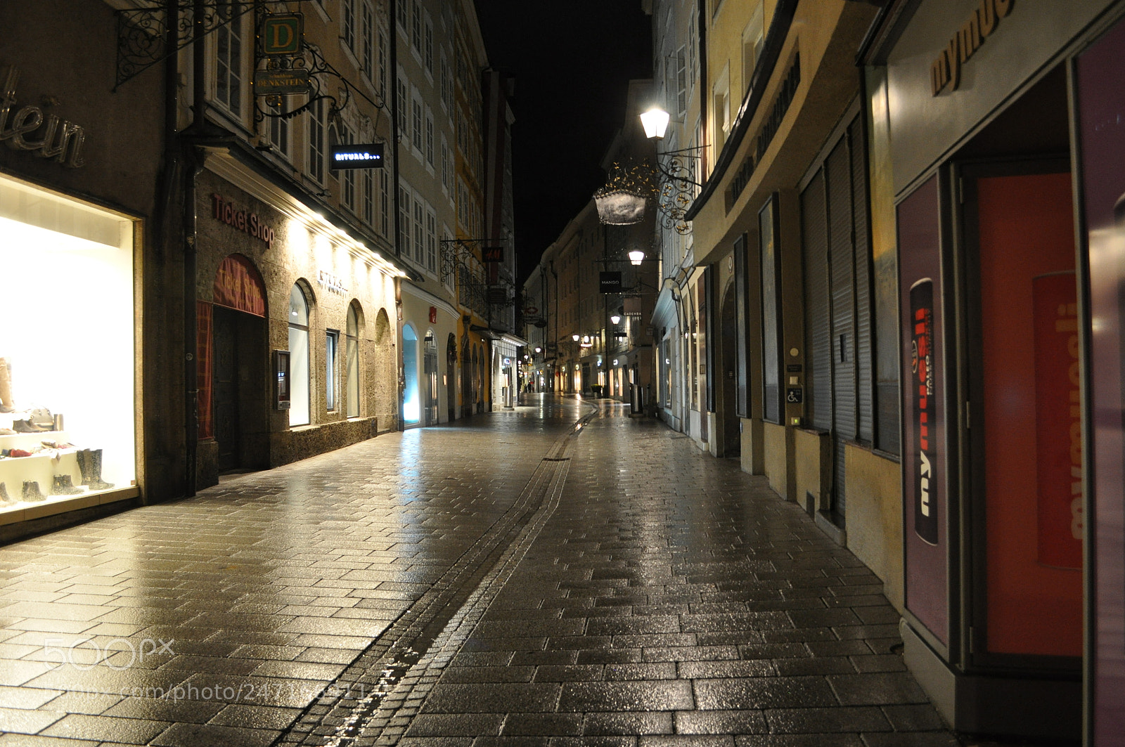 Nikon D5000 sample photo. Salzburg streets, night 01 photography