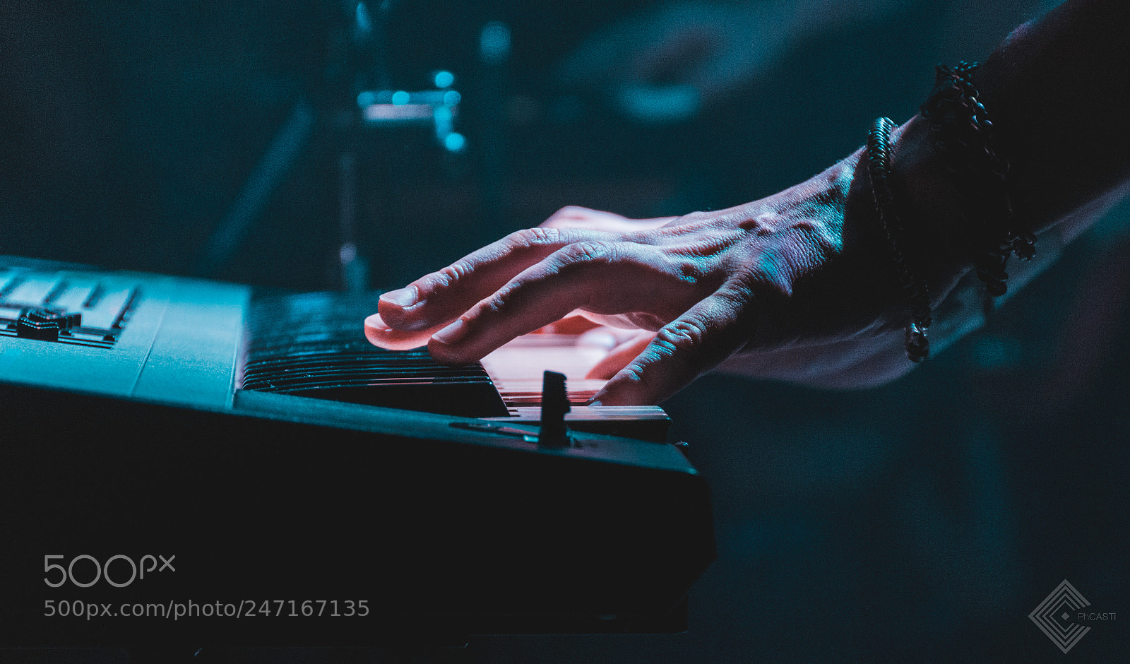 Nikon D7200 sample photo. Key hand photography