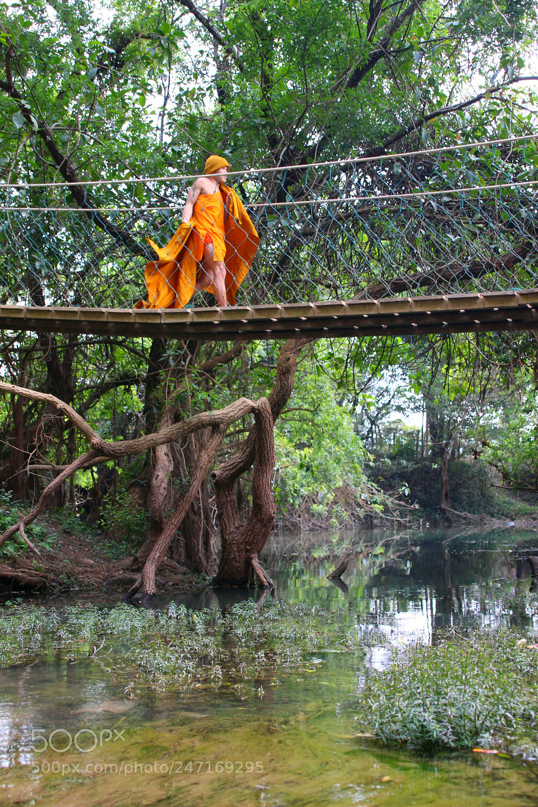 Canon EOS 100D (EOS Rebel SL1 / EOS Kiss X7) sample photo. Monk on the bridge photography