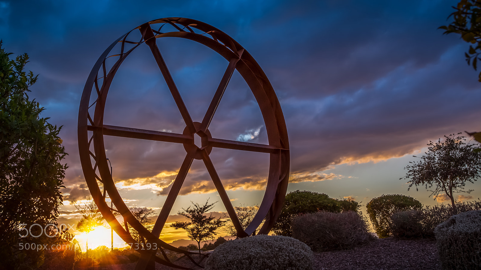 Canon EOS 650D (EOS Rebel T4i / EOS Kiss X6i) sample photo. Sunset under the sculpture photography
