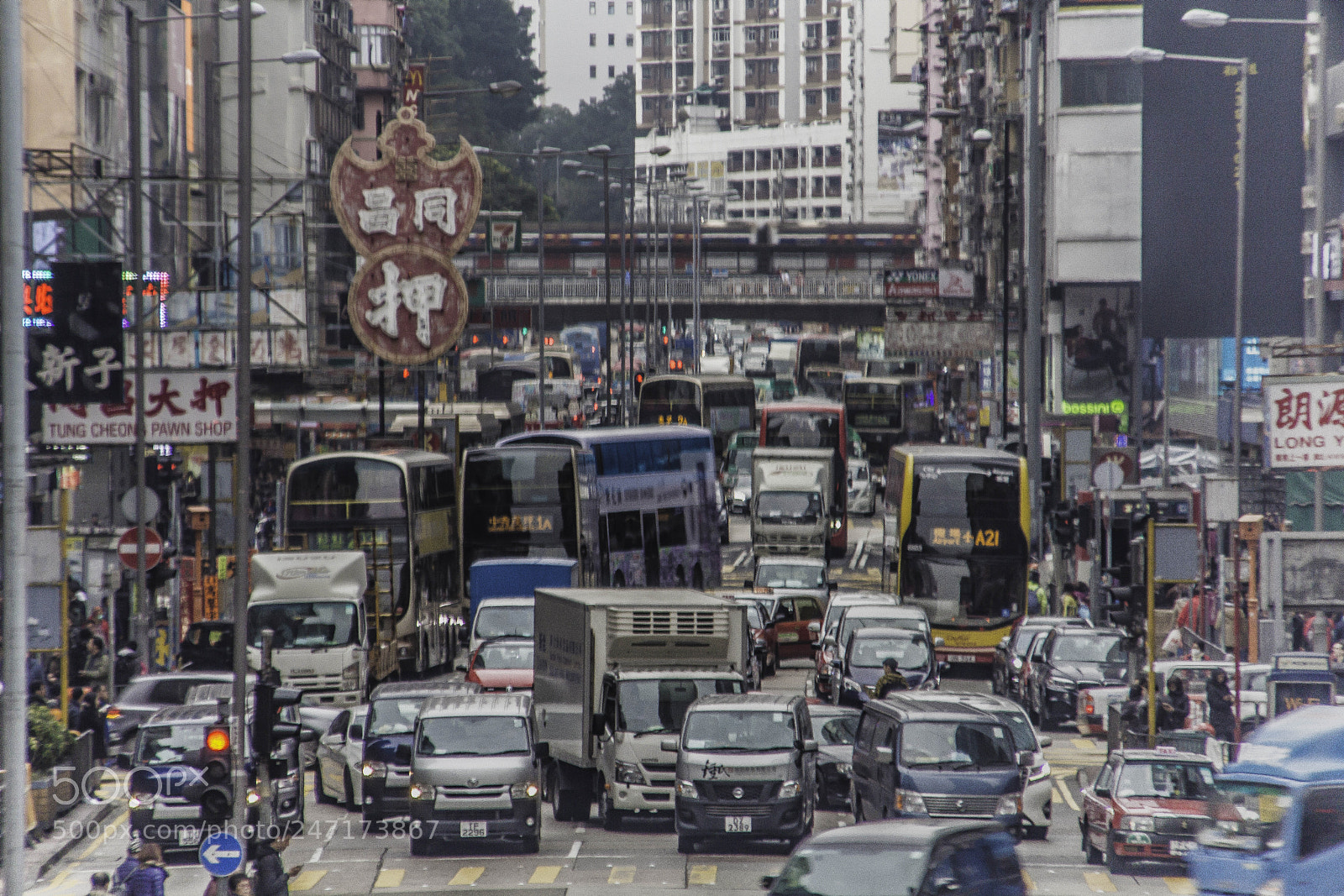 Canon EOS 600D (Rebel EOS T3i / EOS Kiss X5) sample photo. Traffic chaos photography