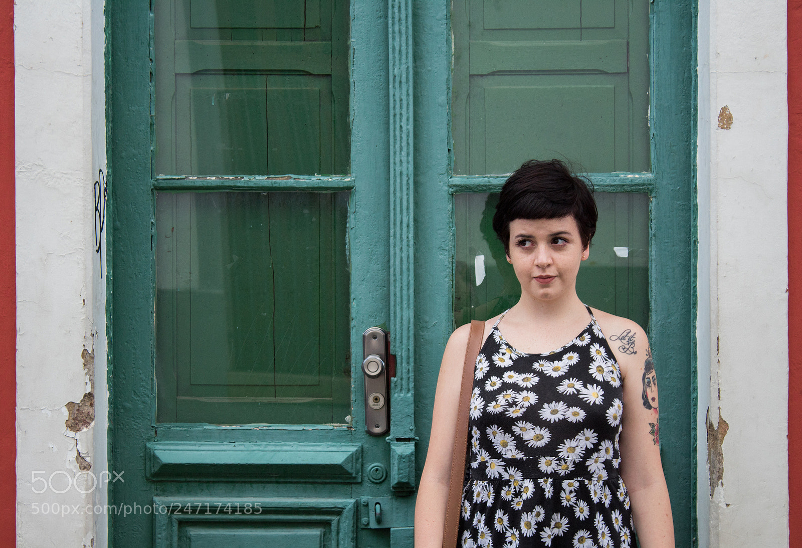 Canon EOS 1300D (EOS Rebel T6 / EOS Kiss X80) sample photo. Girl and door photography