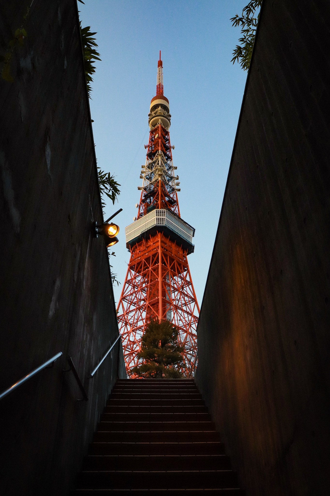 Canon EOS 200D (EOS Rebel SL2 / EOS Kiss X9) sample photo. Tokyo tower photography