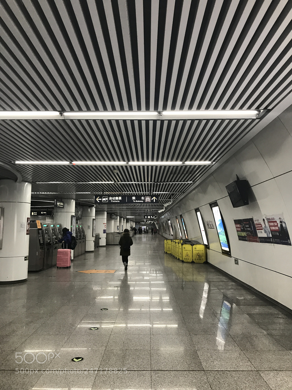 Apple iPhone 7 sample photo. 地铁站内 photography
