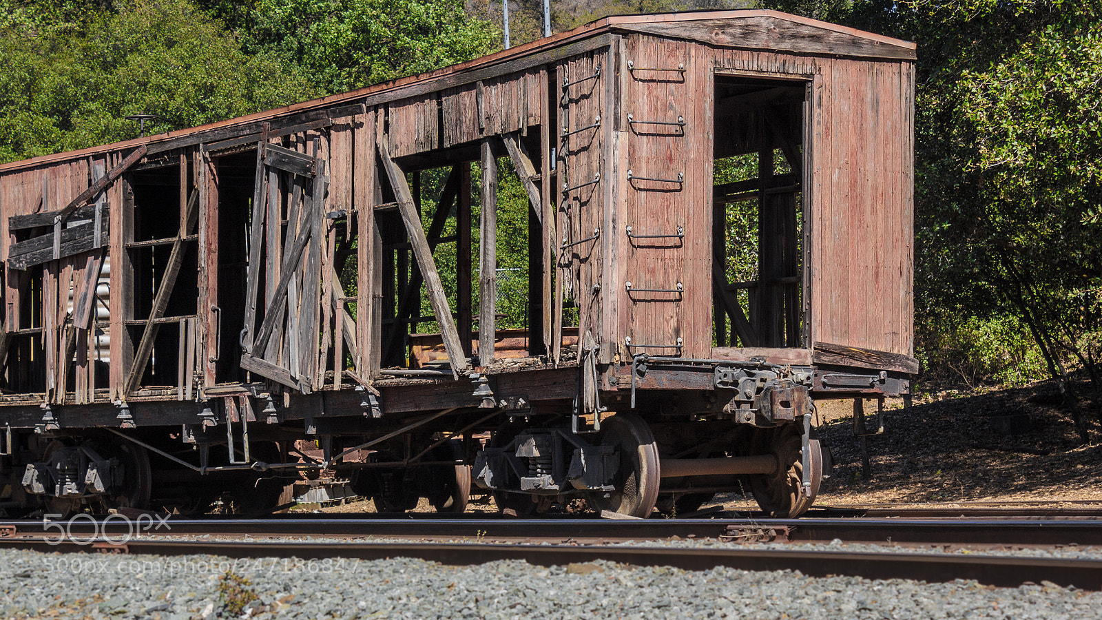 Canon EOS 550D (EOS Rebel T2i / EOS Kiss X4) sample photo. Extremely weathered boxcar photography