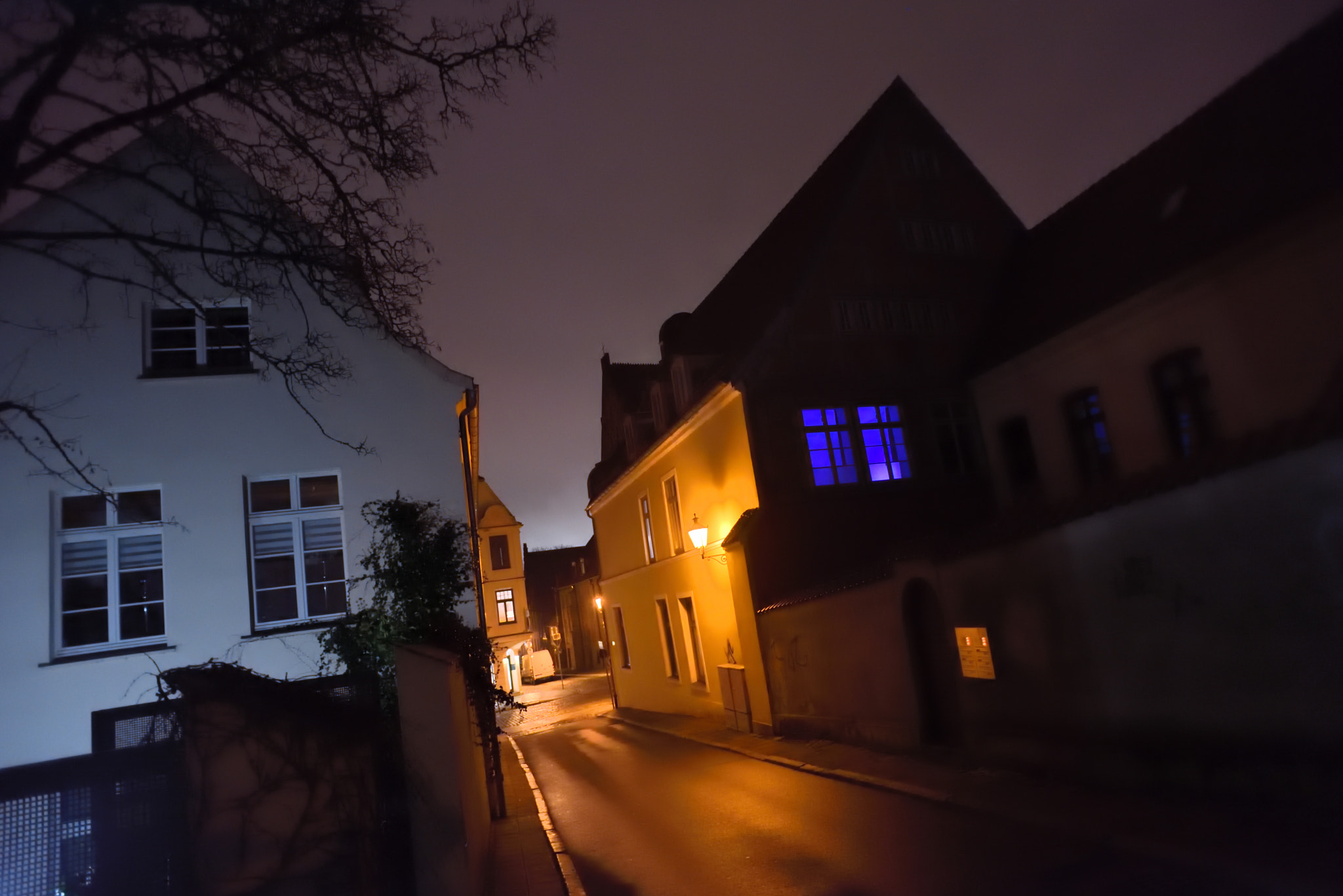 Nikon D750 + Nikon AF Nikkor 20mm F2.8D sample photo. 2018-02-02_wismar_nacht_-_altstadt_gasse_grosse_hohe_strasse_03.jpg photography