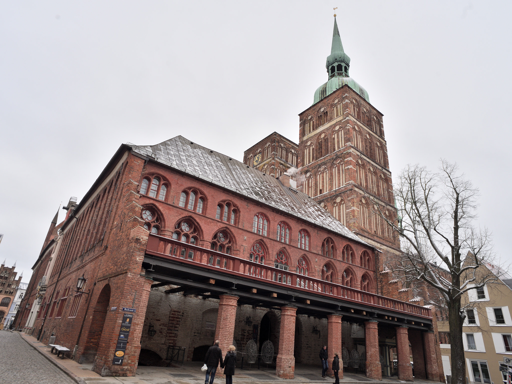 Nikon D750 + Nikon AF Nikkor 20mm F2.8D sample photo. 2018-02-03_stralsund_mittag_-_rathaus_kirche_sankt_nikolai_aussen_badenstrasse_01.jpg photography