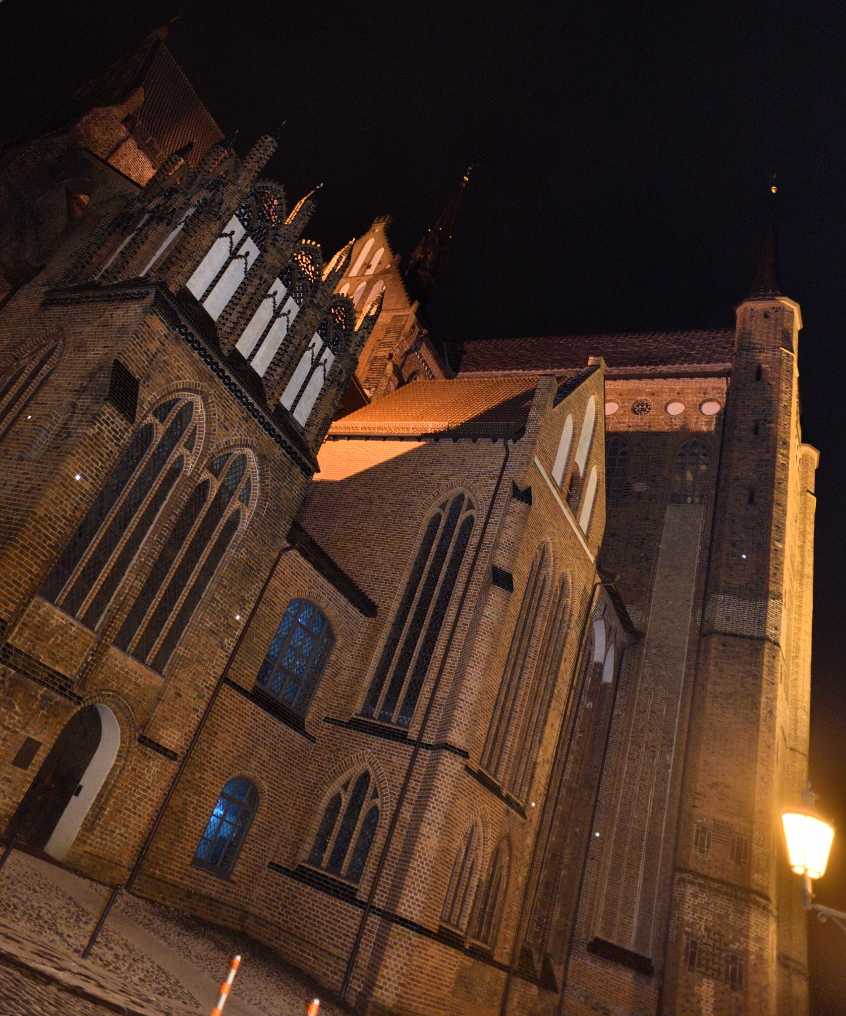 Nikon AF Nikkor 20mm F2.8D sample photo. 2018-02-03_wismar_nacht_-_altstadt_kirche_sankt_georgen_01.jpg photography