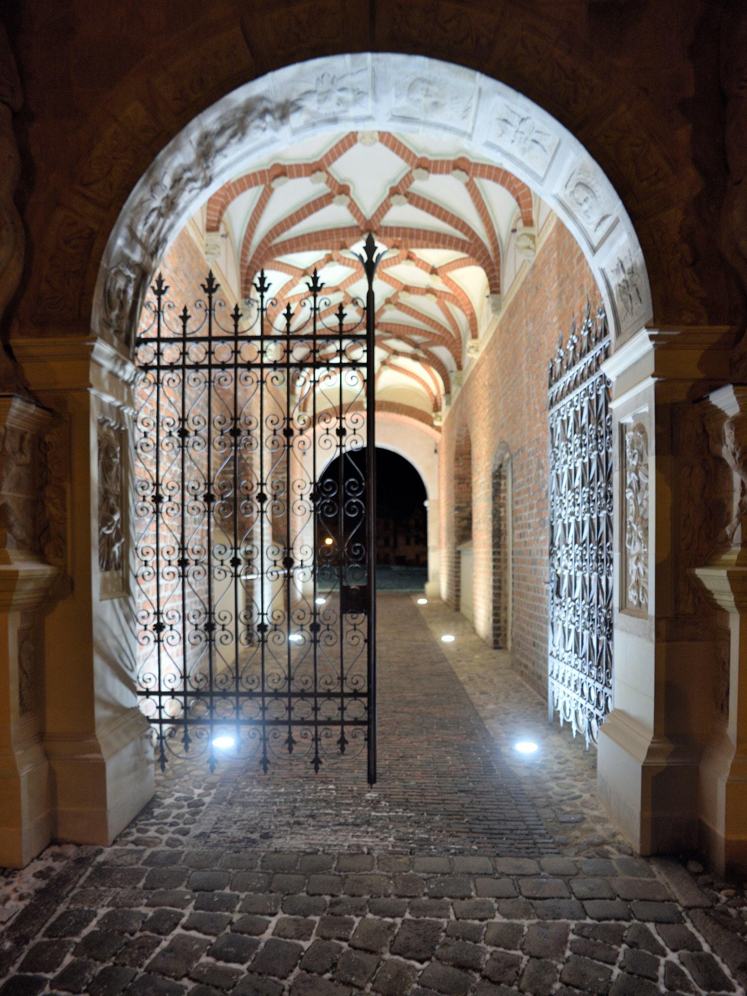 Nikon AF Nikkor 20mm F2.8D sample photo. 2018-02-03_wismar_nacht_-_altstadt_gasse_fuerstenhof_01.jpg photography