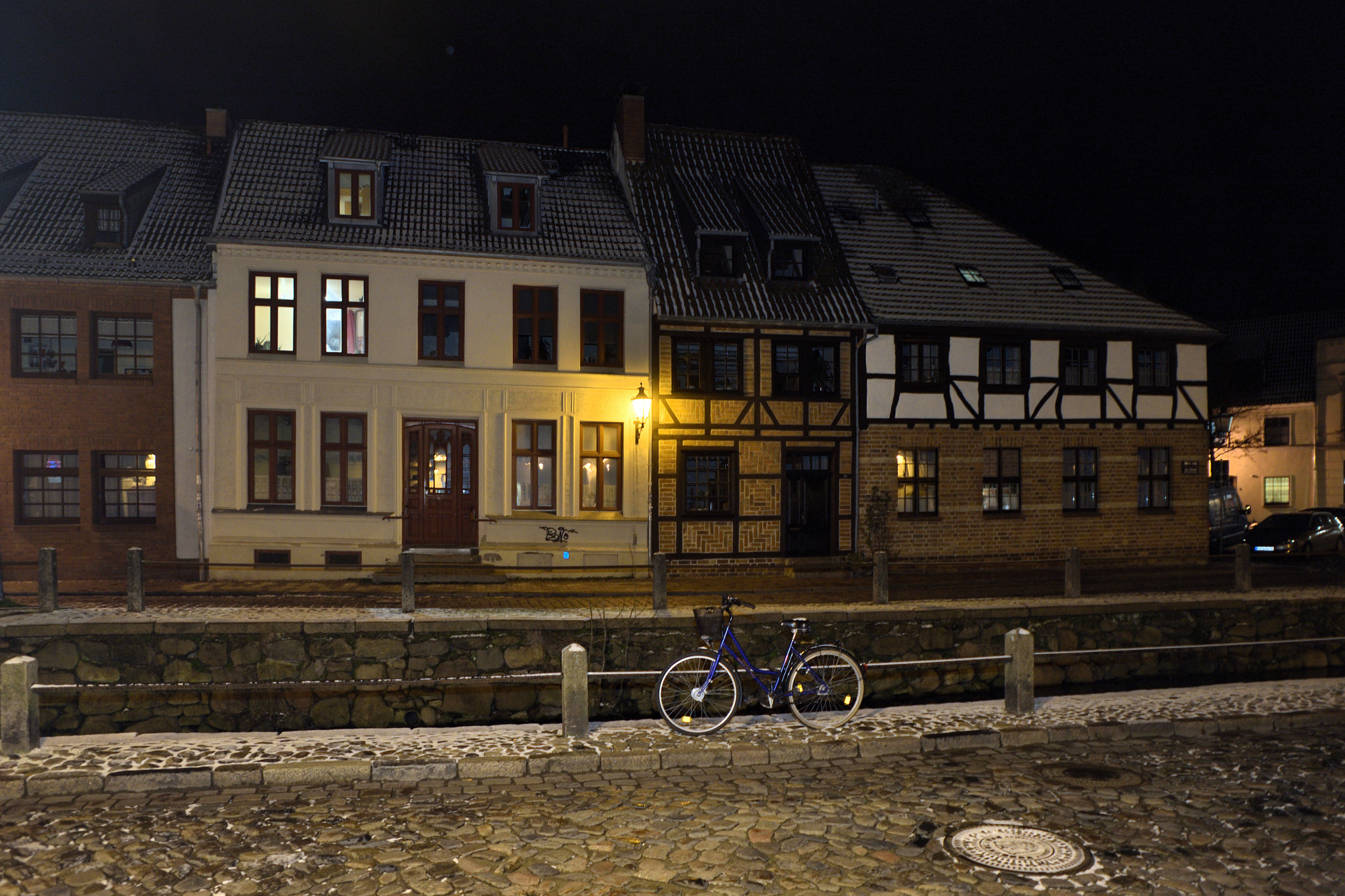 Nikon AF Nikkor 20mm F2.8D sample photo. 2018-02-03_wismar_nacht_-_altstadt_gasse_frische_grube_01.jpg photography