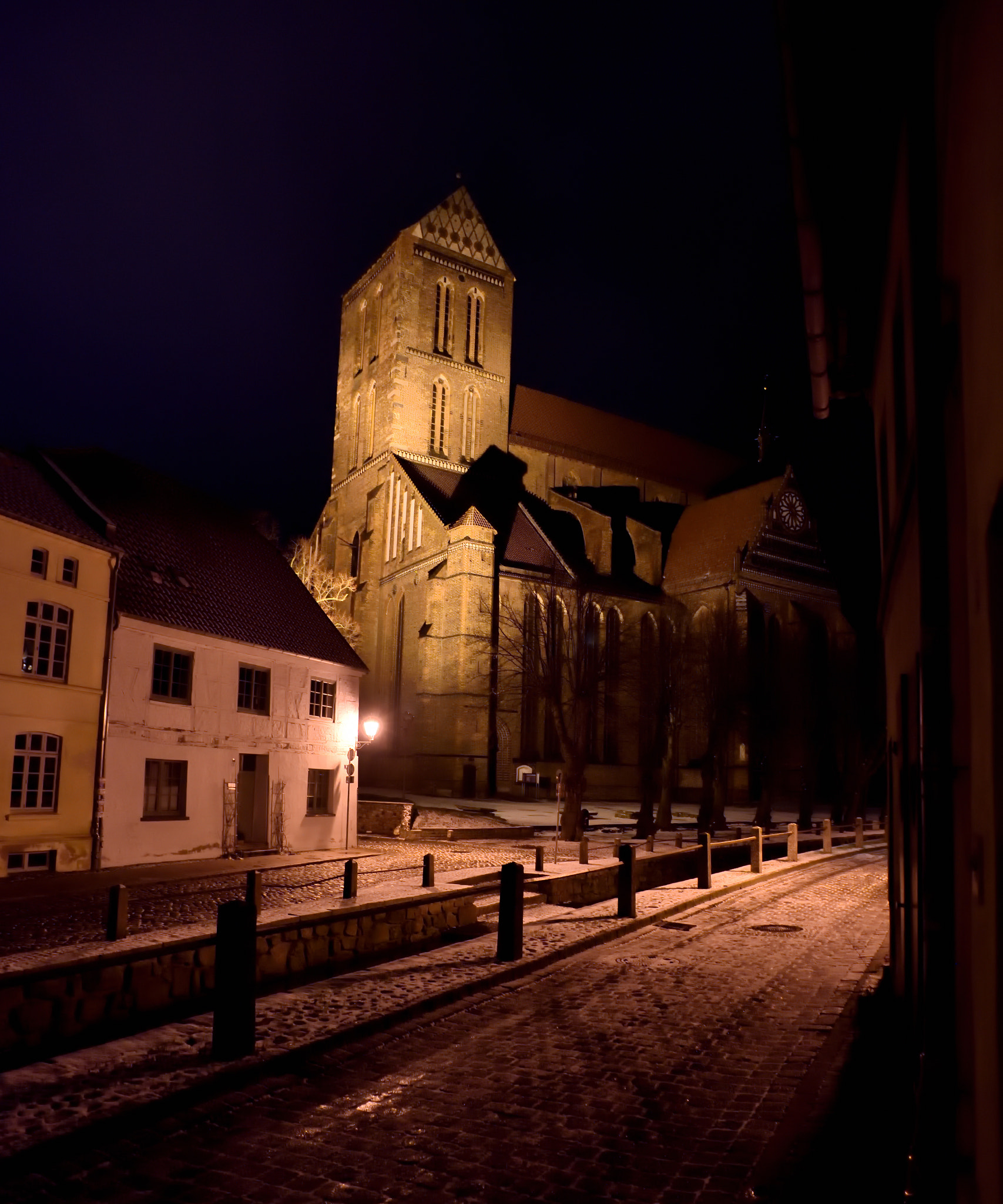 Nikon D750 + Nikon AF Nikkor 20mm F2.8D sample photo. 2018-02-03_wismar_nacht_-_altstadt_kirche_sankt_nikolai_frische_grube_01.jpg photography