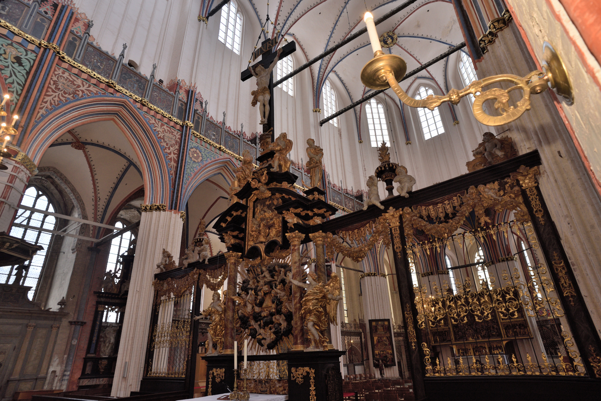 Nikon D750 + Nikon AF Nikkor 20mm F2.8D sample photo. 2018-02-03_stralsund_mittag_-_kirche_sankt_nikolai_innen_hochaltar_02.jpg photography