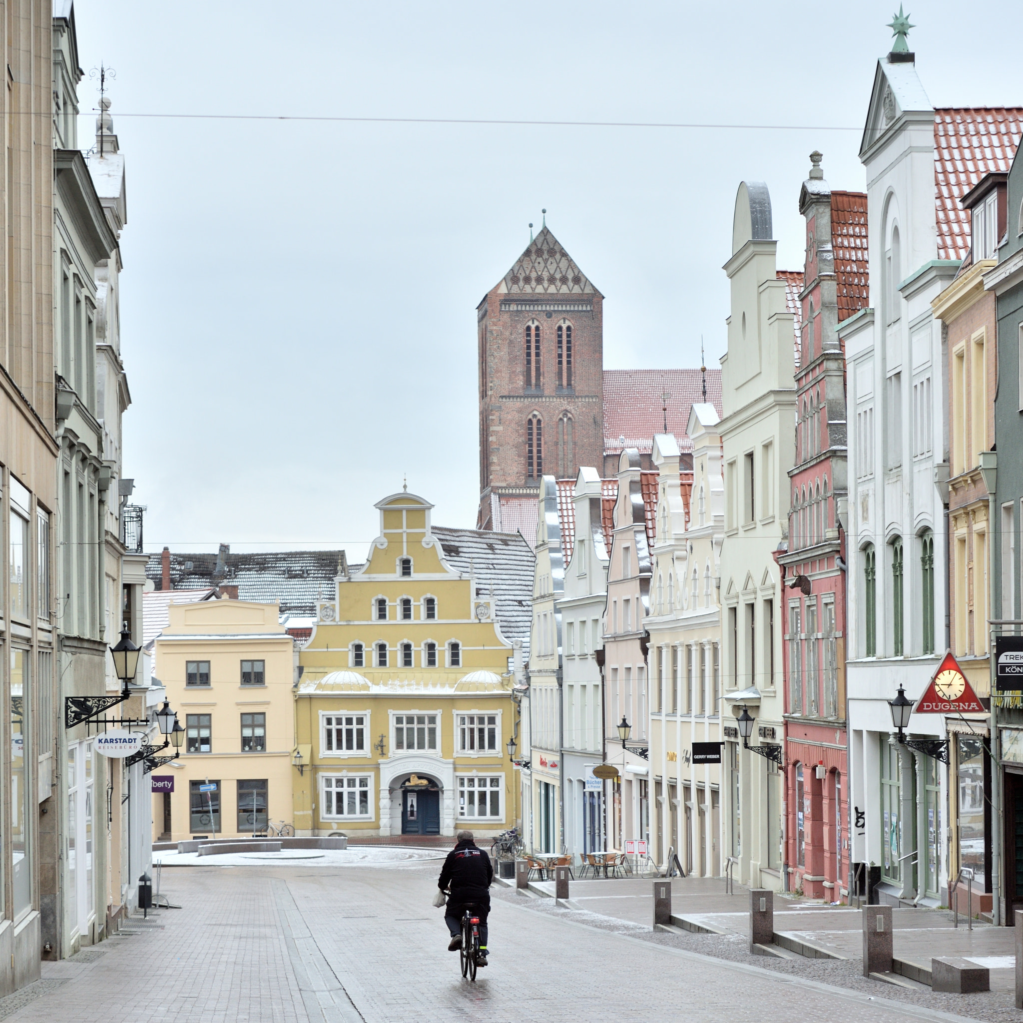 Nikon AF-S Nikkor 70-200mm F2.8G ED VR II sample photo. 2018-02-04_wismar_morgen_-_altstadt_gasse_kraemerstrasse_kirche_sankt_nikolai_01.jpg photography