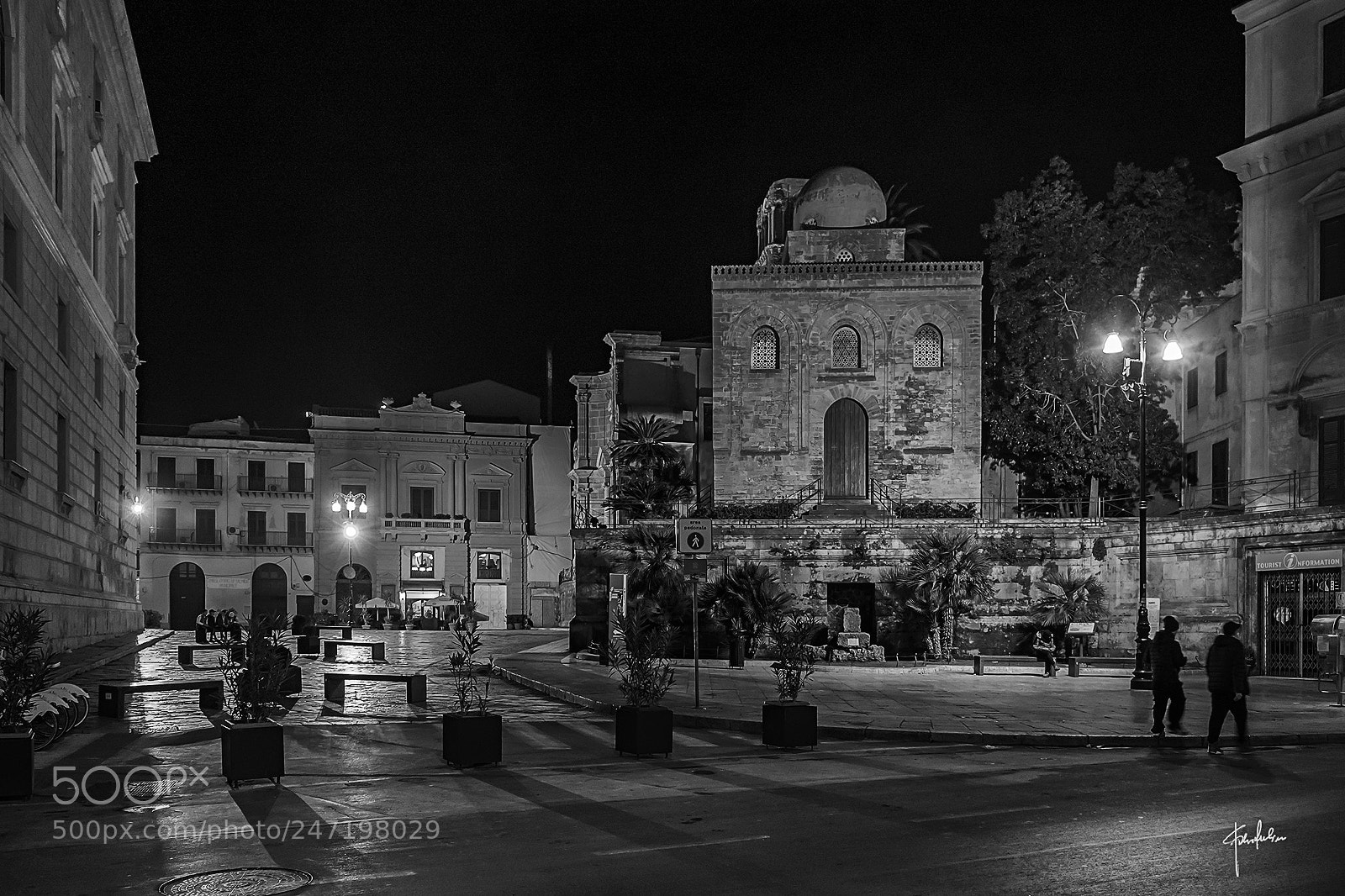 Fujifilm X-T10 sample photo. Streets at night photography