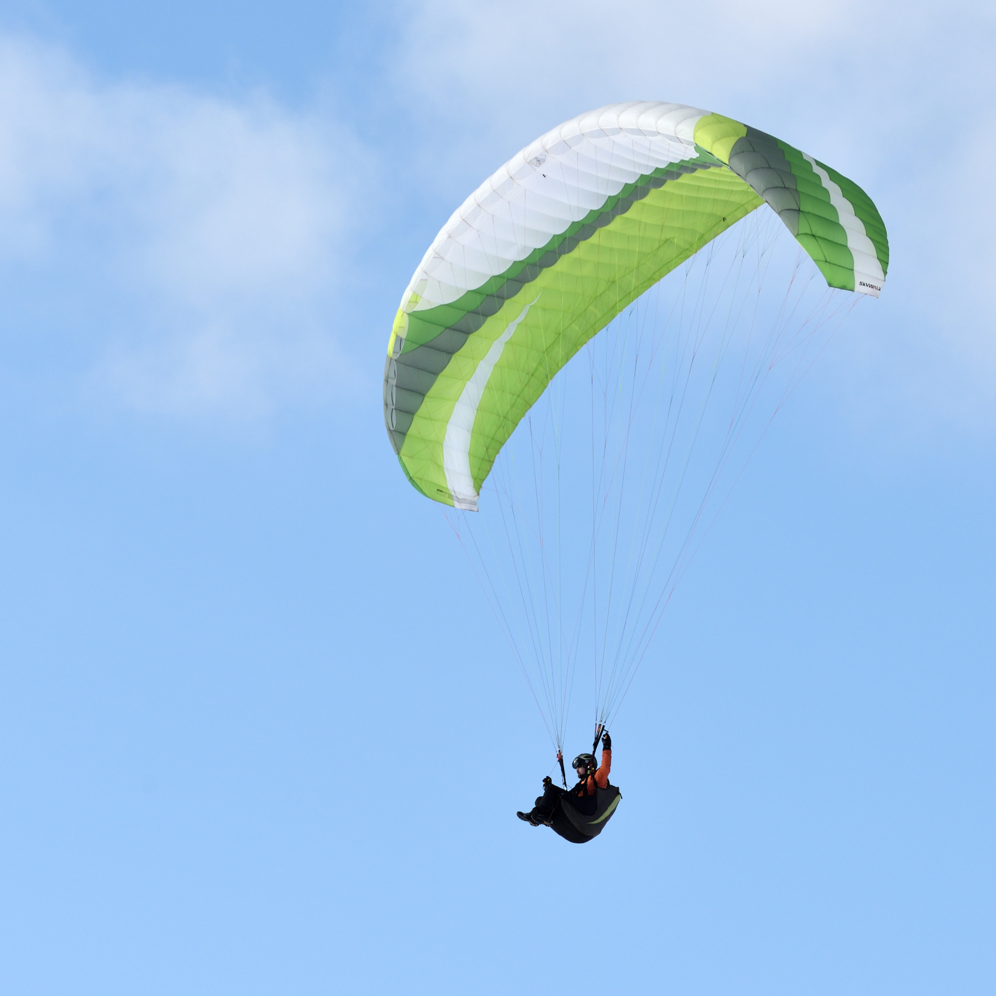 Nikon AF-S Nikkor 70-200mm F2.8G ED VR II sample photo. 2018-02-18_ehrenberg_wasserkuppe_mittag_schnee_-_03_paragliding_luft_quadrat_gruen_01.jpg photography