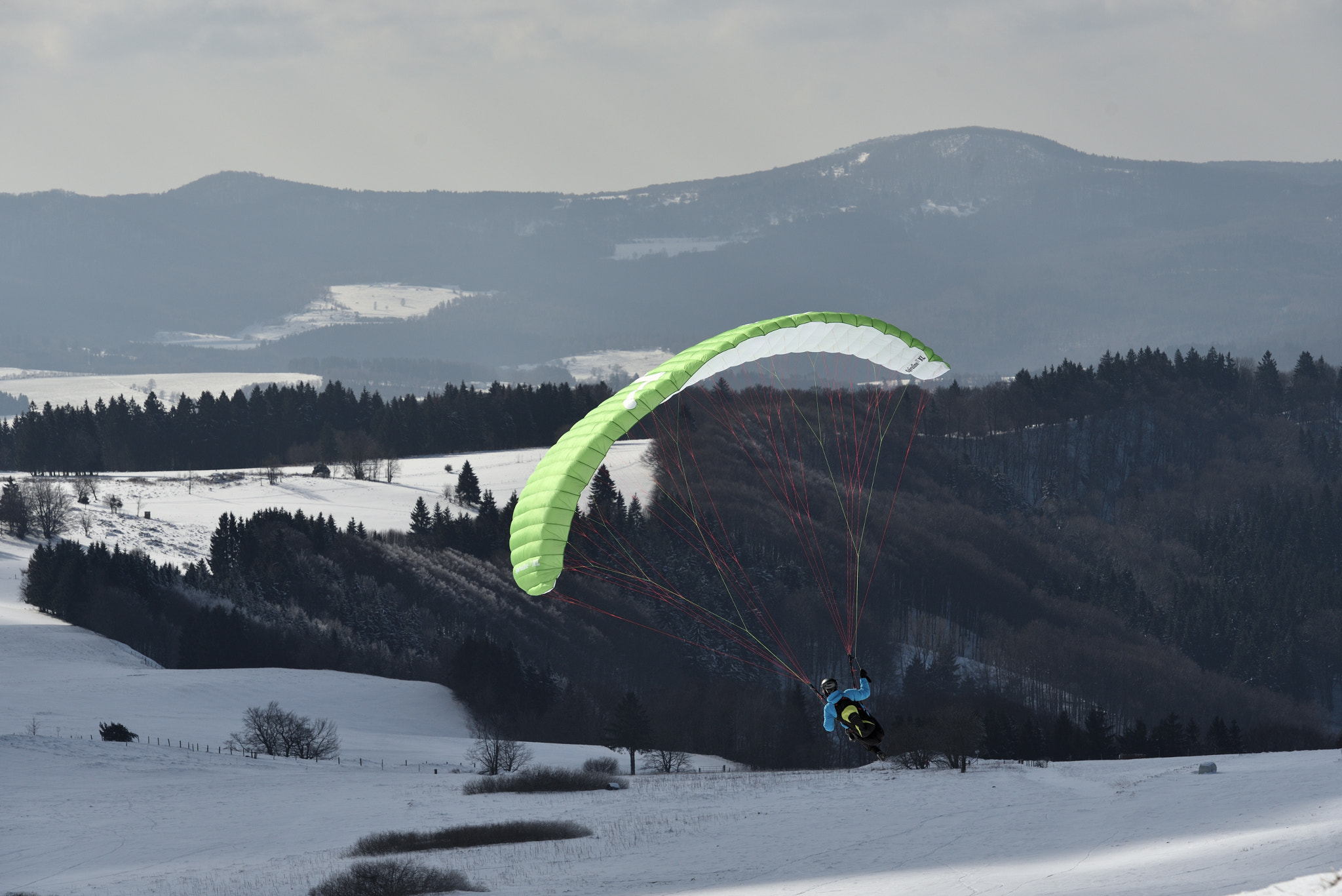 Nikon AF-S Nikkor 70-200mm F2.8G ED VR II sample photo. 2018-02-18_ehrenberg_wasserkuppe_mittag_schnee_-_03_paragliding_landschaft_04.jpg photography