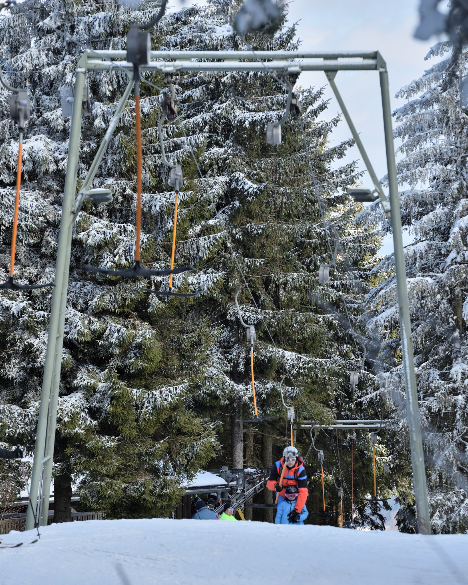 Nikon AF-S Nikkor 70-200mm F2.8G ED VR II sample photo. 2018-02-18_ehrenberg_wasserkuppe_mittag_schnee_-_03_ski_lift_fahrer_01.jpg photography