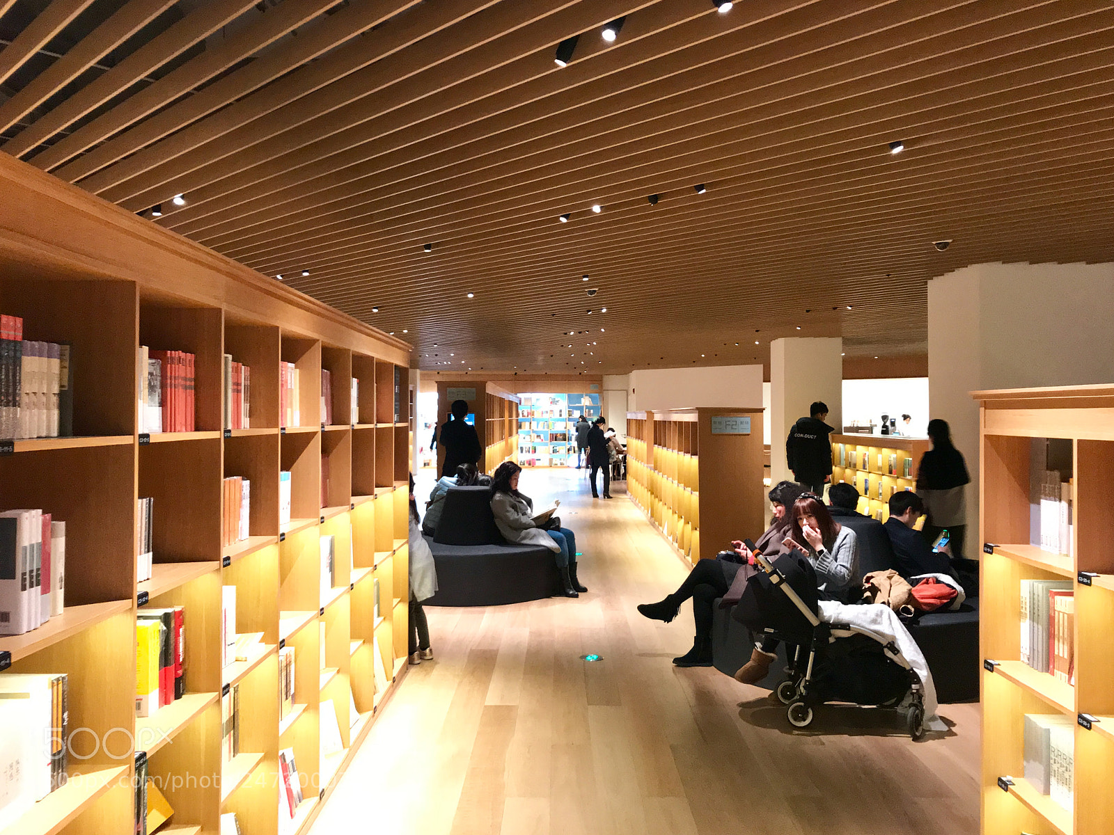 Apple iPhone 7 sample photo. Bookstore 书店 photography