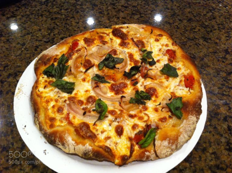 Apple iPhone 4 sample photo. Organic pizzas photography