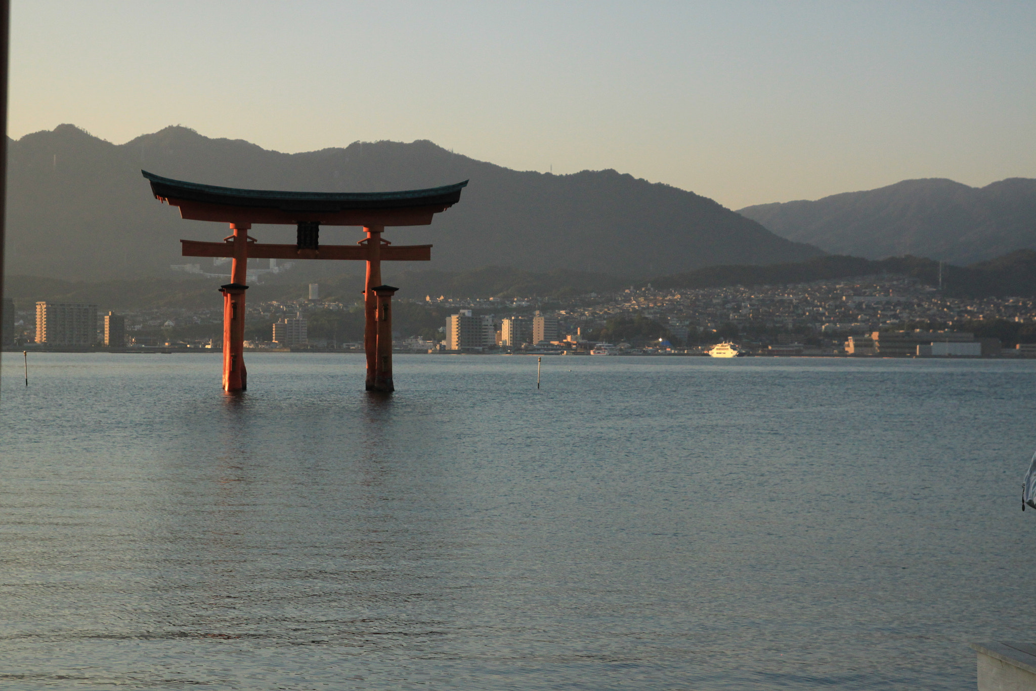 Tamron SP AF 17-50mm F2.8 XR Di II LD Aspherical (IF) sample photo. Itsukushima shrine giant torii photography