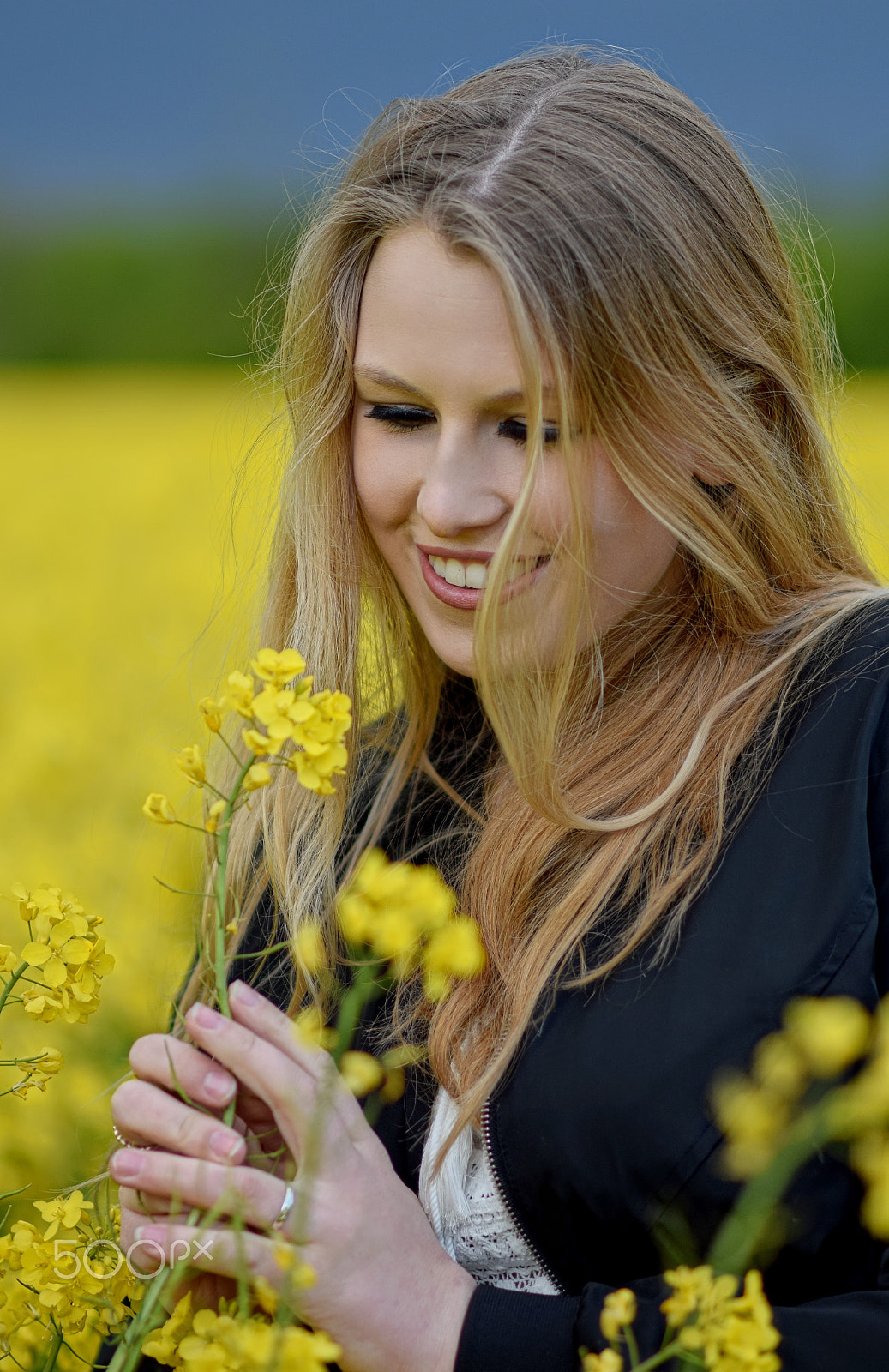 Nikon D5300 + Nikon AF-S Nikkor 85mm F1.8G sample photo. Looking for the summer photography