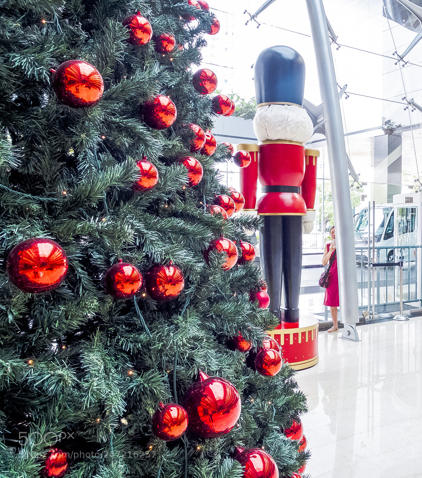 Fujifilm X10 sample photo. Red behind the column photography