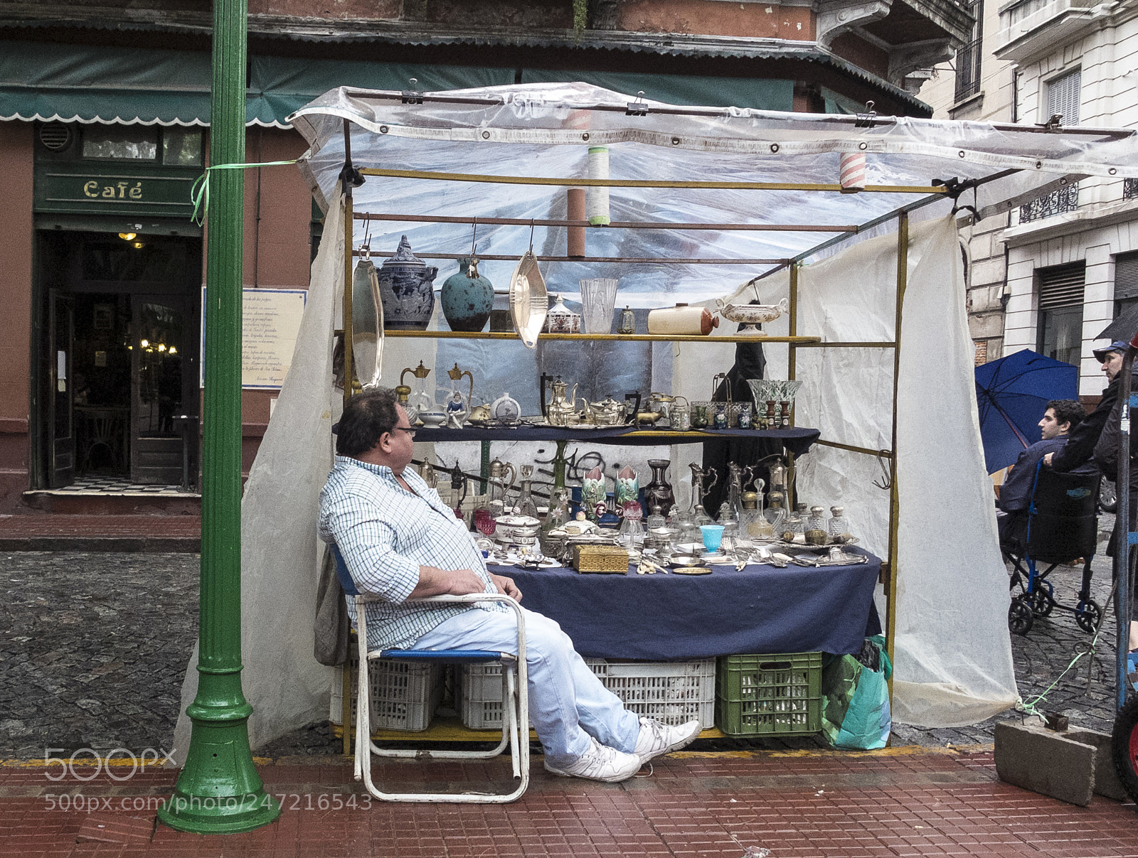 Fujifilm X10 sample photo. Argentinian street merchant photography