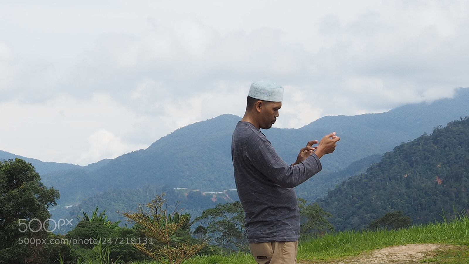 Olympus OM-D E-M1 sample photo. Searching... photography