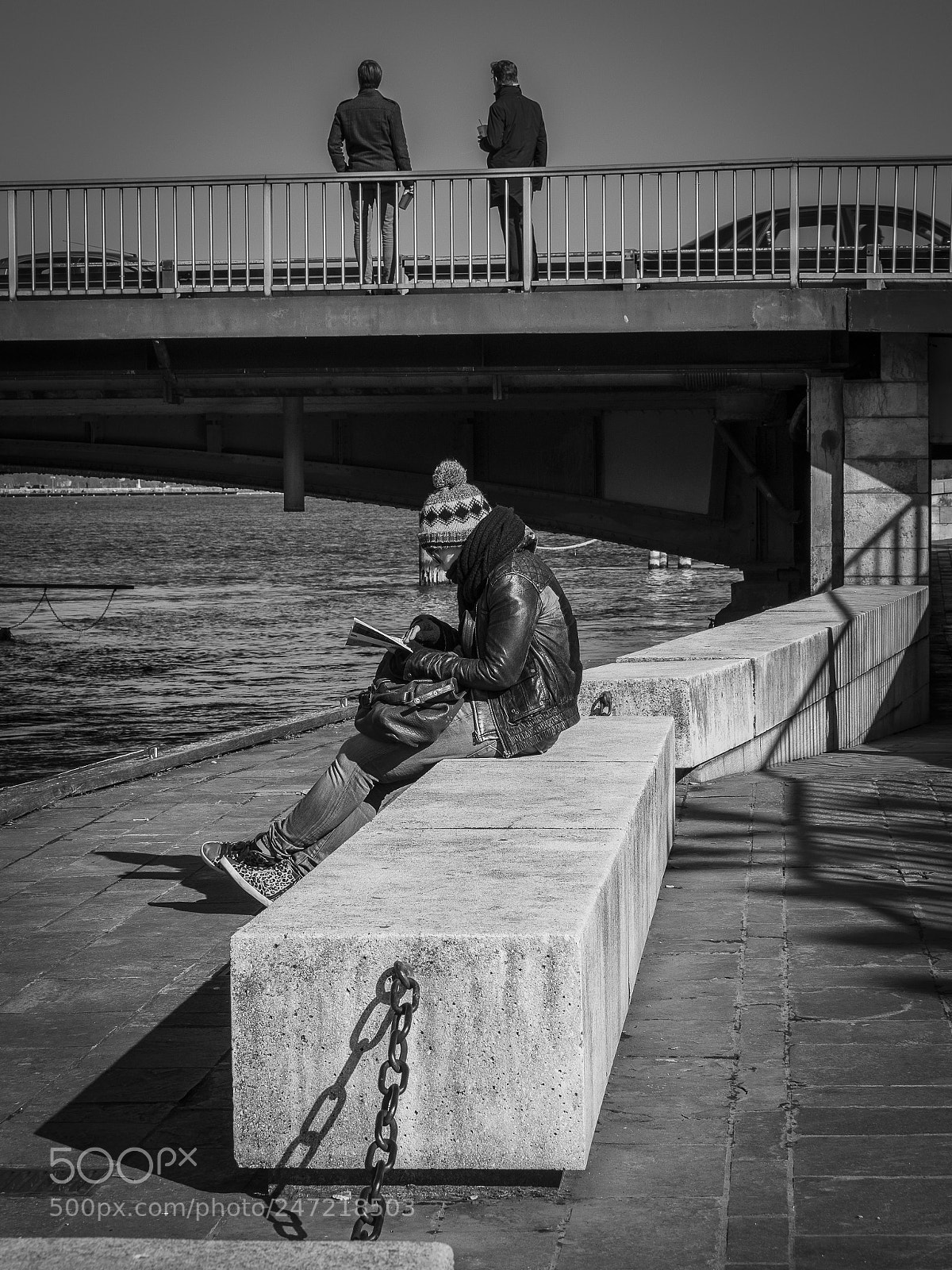Olympus OM-D E-M1 Mark II sample photo. Winter reader photography