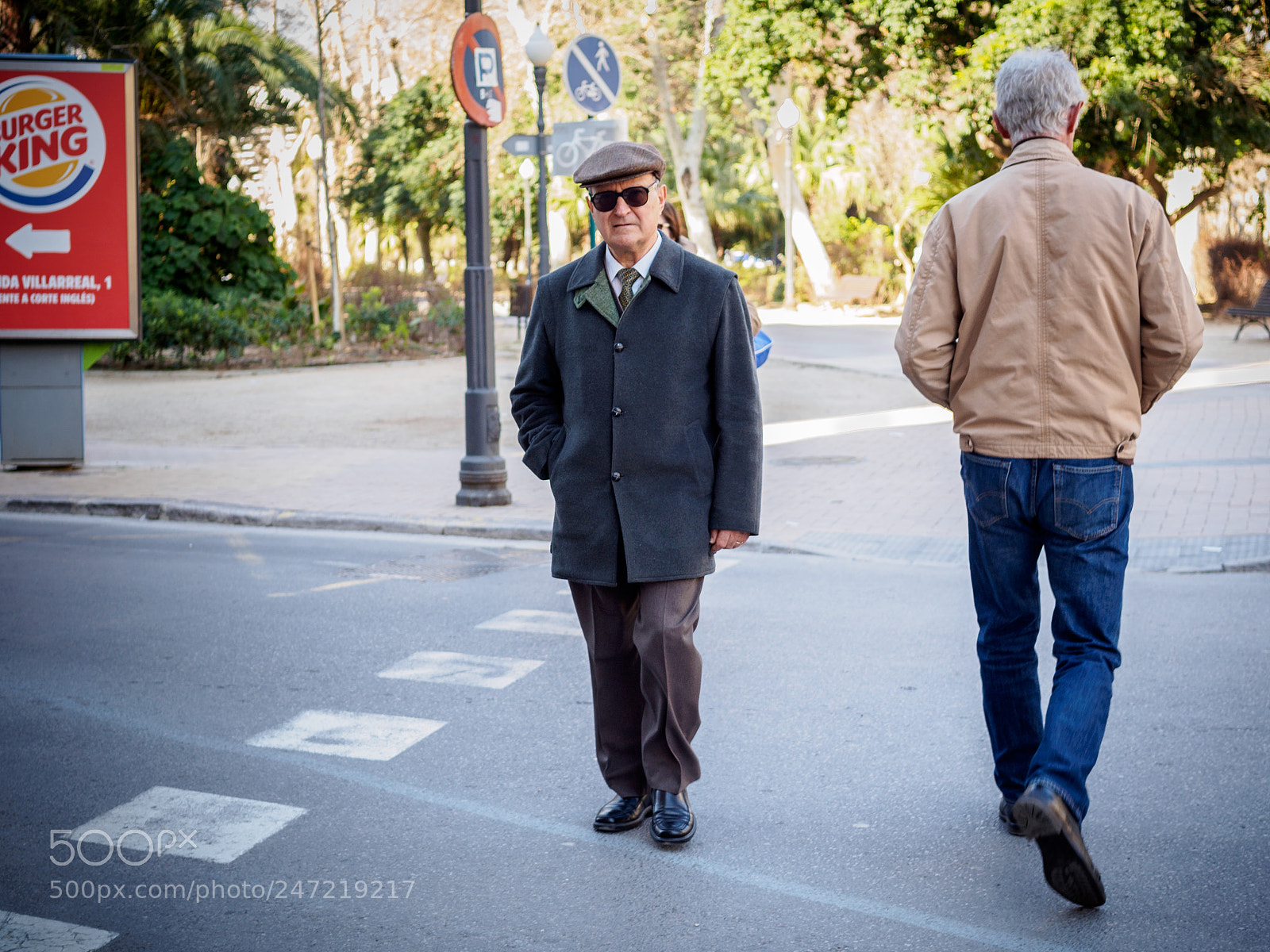 Olympus OM-D E-M10 II sample photo. Direcciones opuestas photography