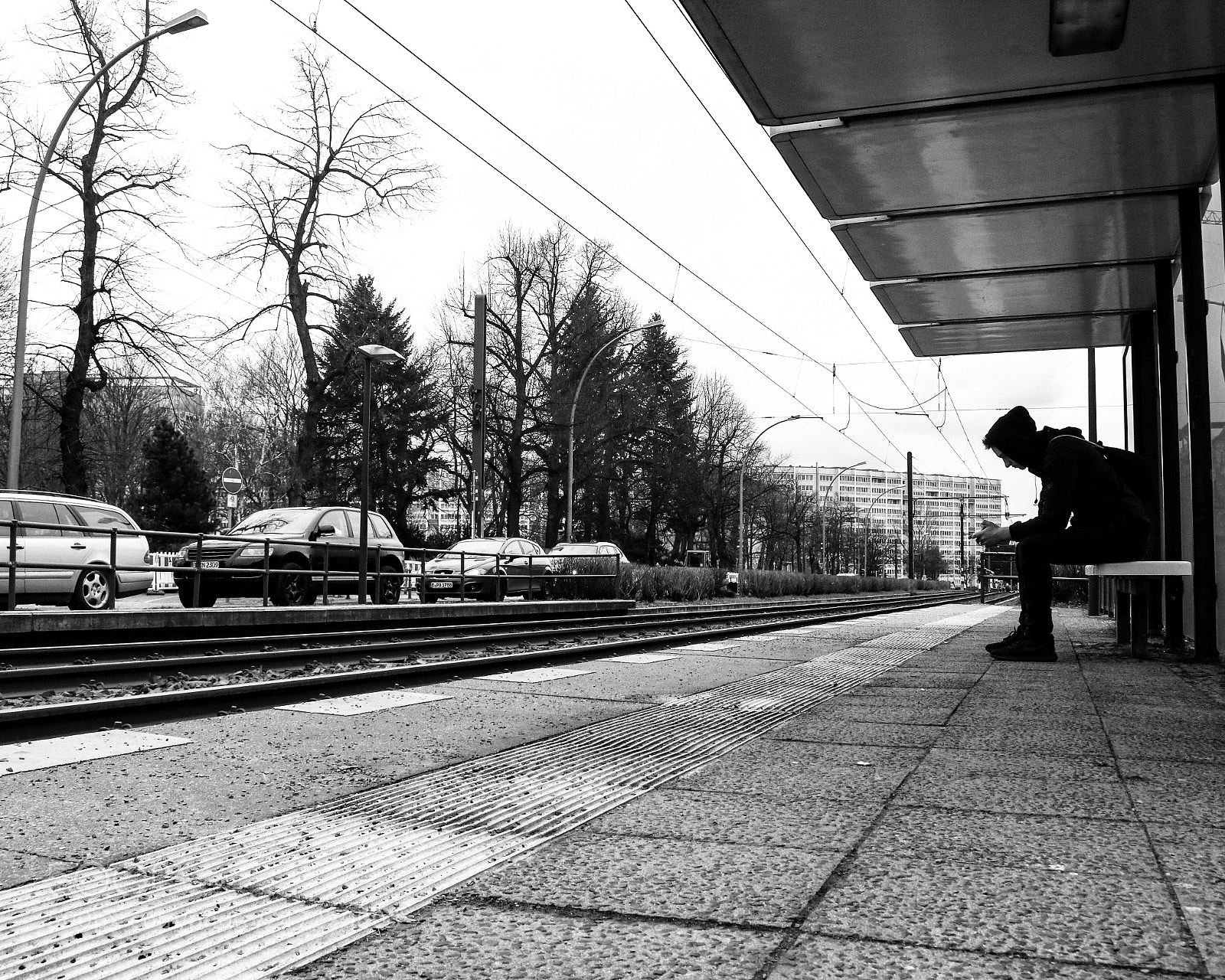 Canon EOS 750D (EOS Rebel T6i / EOS Kiss X8i) sample photo. Tram waiting in lichtenberg photography