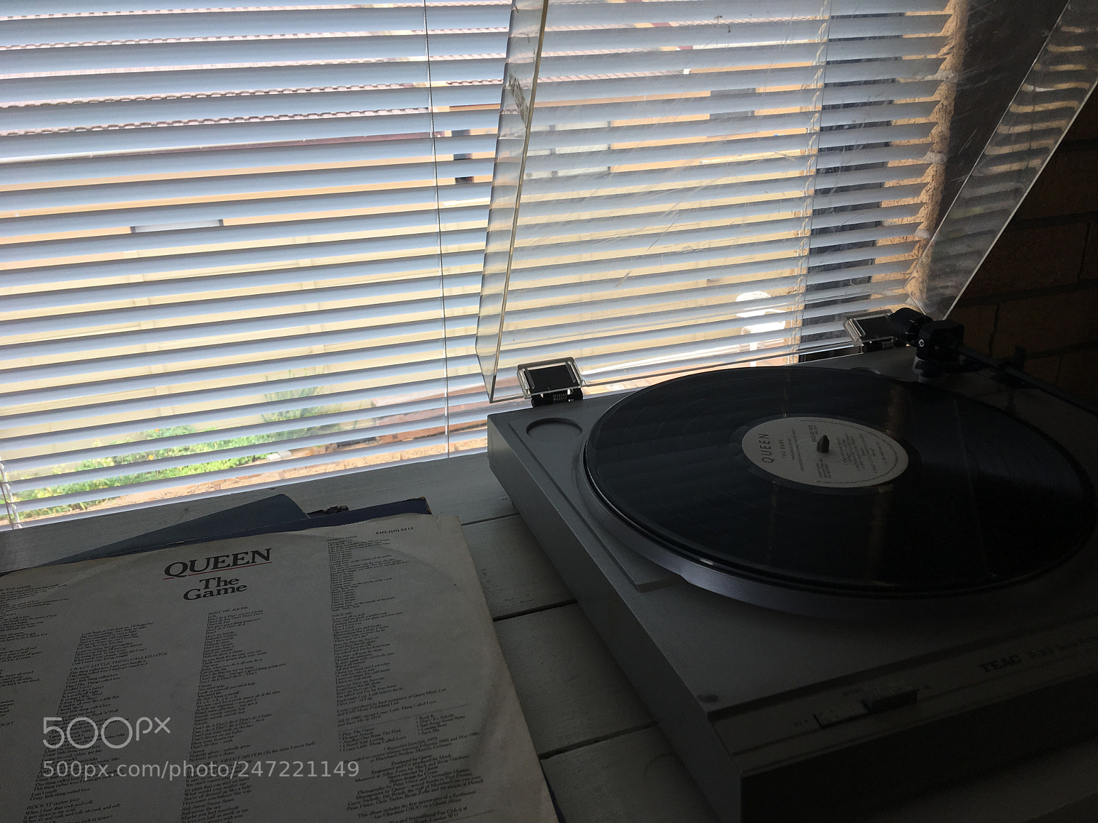 Apple iPhone SE sample photo. Record player by the photography