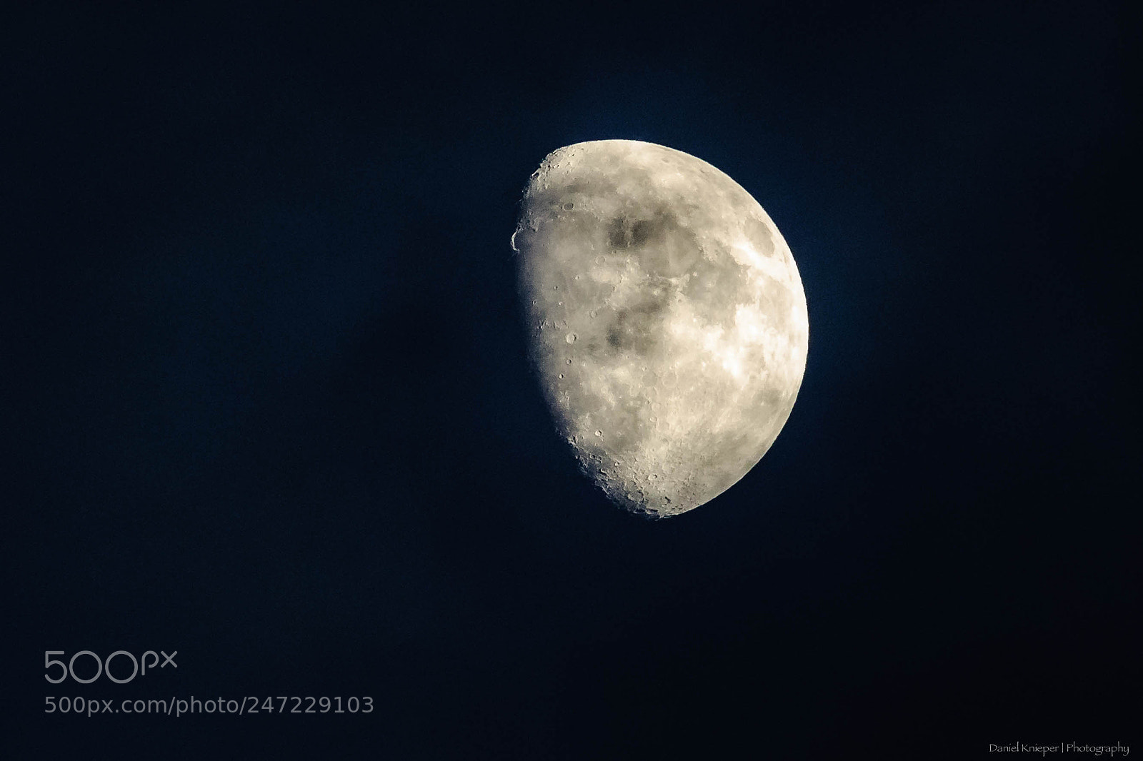 Canon EOS 7D Mark II sample photo. Mond photography