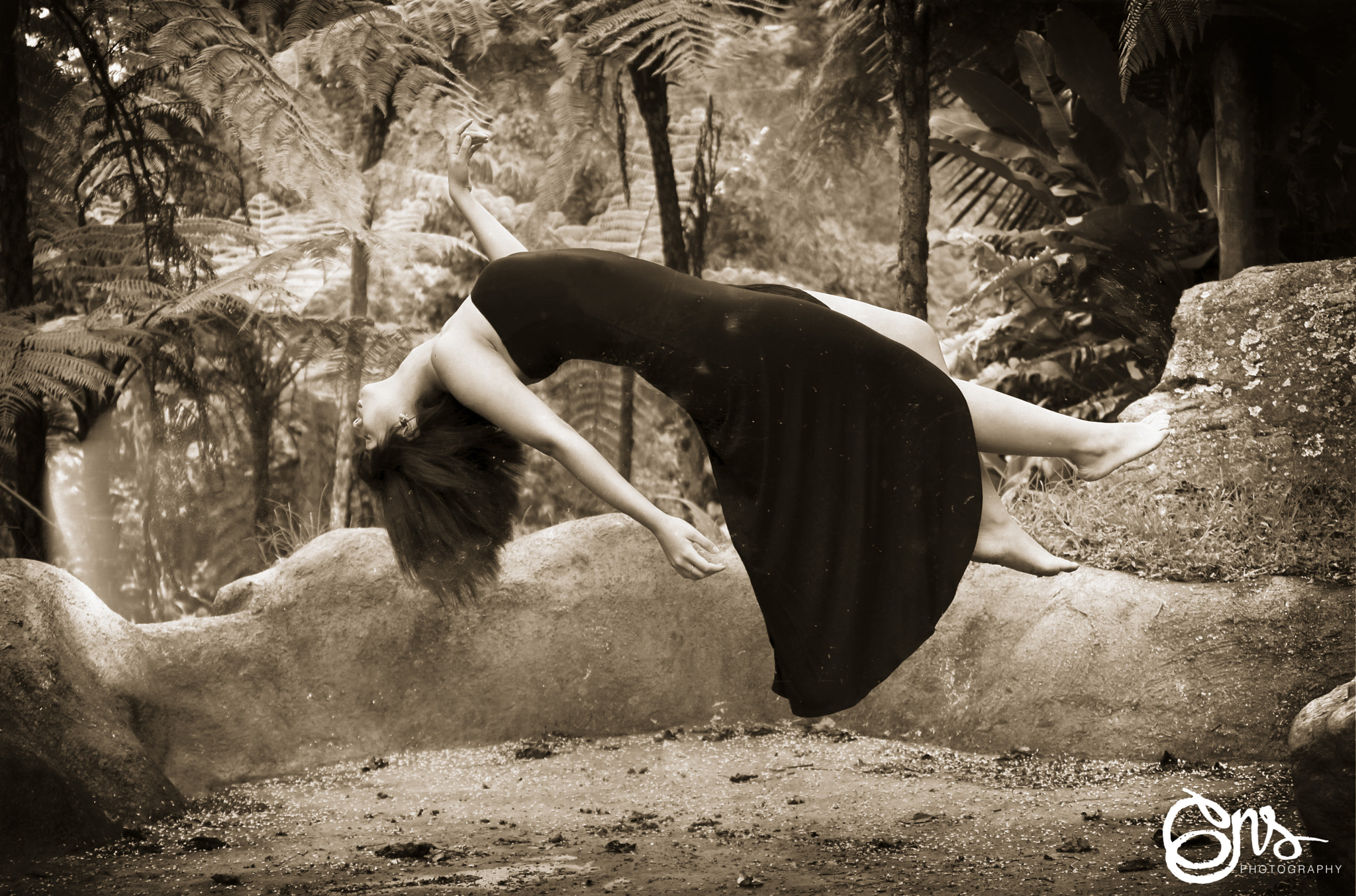 Samsung NX1000 sample photo. Art/levitation photography