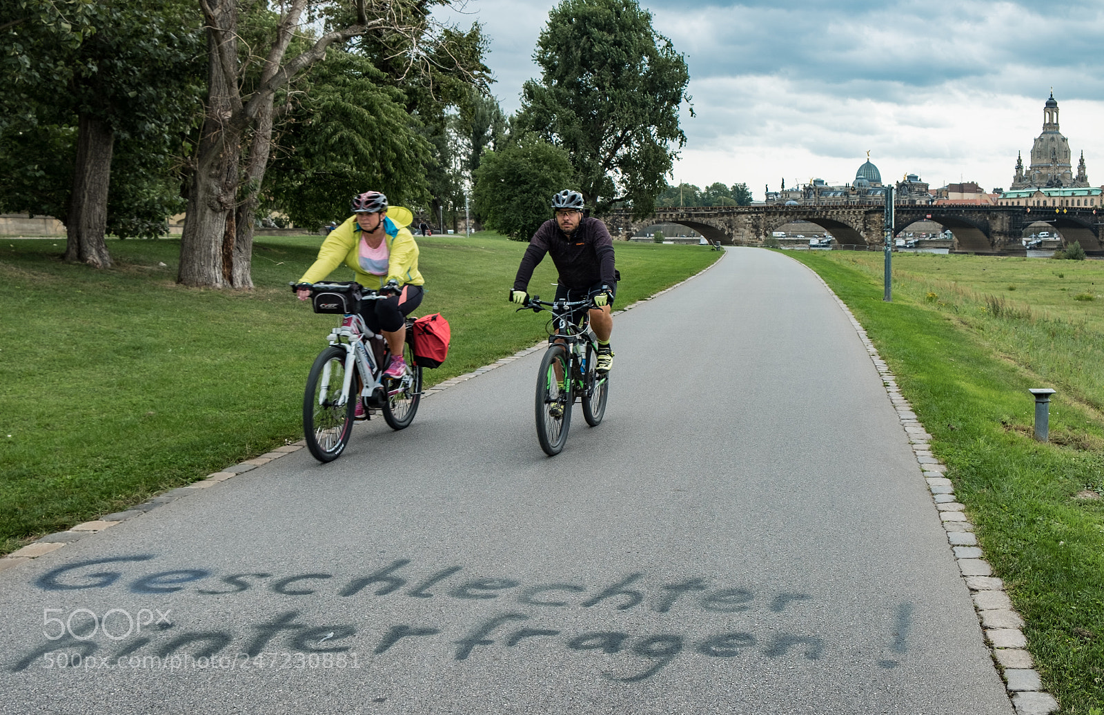 Fujifilm X-E2S sample photo. Radfahrer an der elbe photography