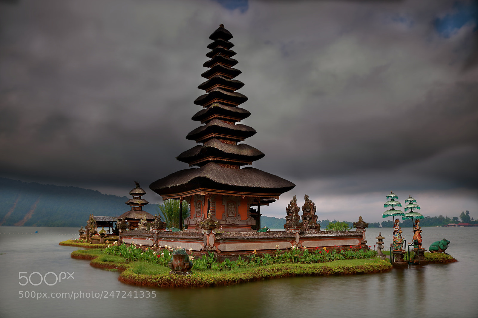 Canon EOS 750D (EOS Rebel T6i / EOS Kiss X8i) sample photo. Ulun danu bratan temple photography