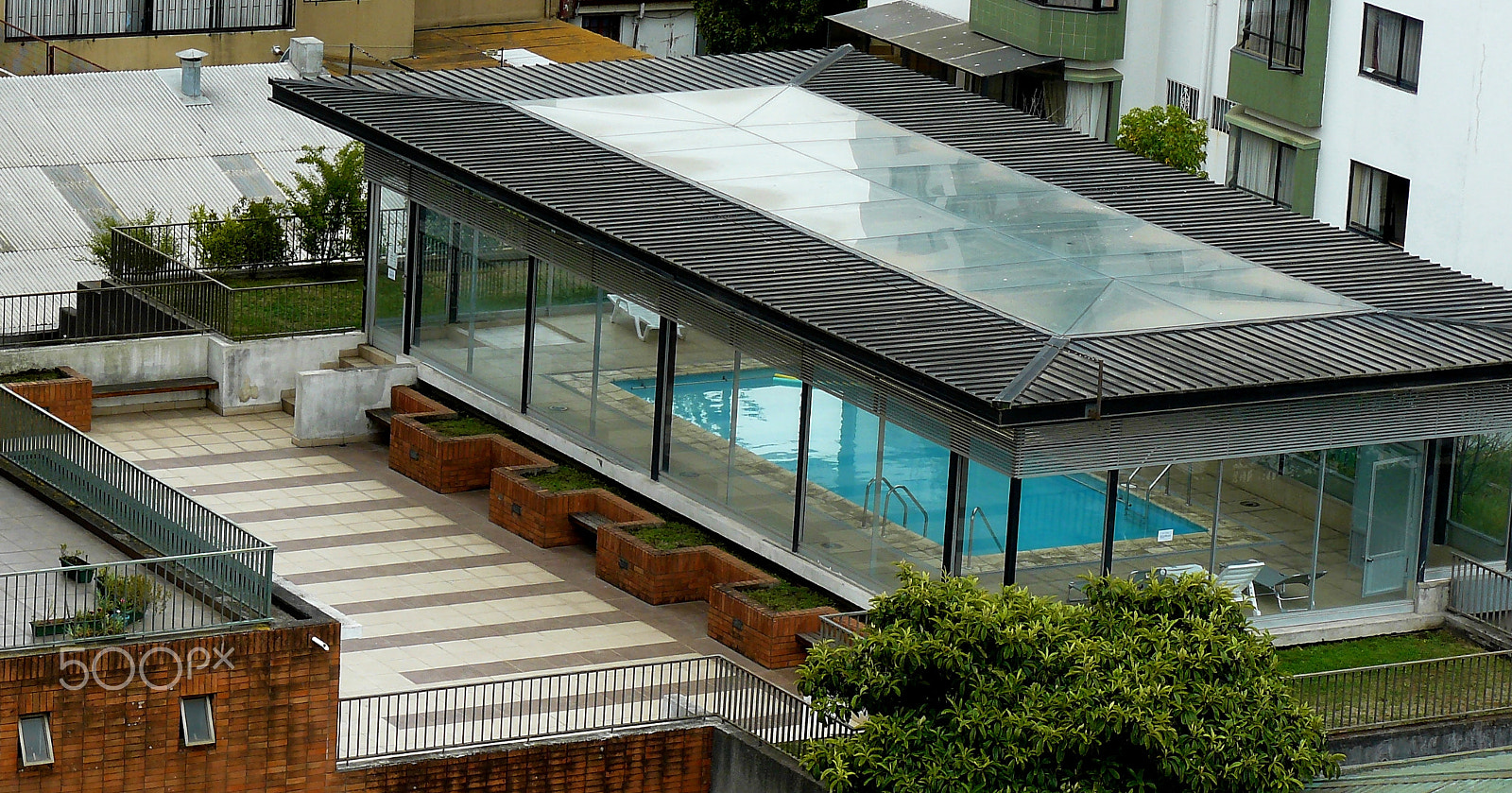 Panasonic DMC-FZ8 sample photo. Rooftop pool photography