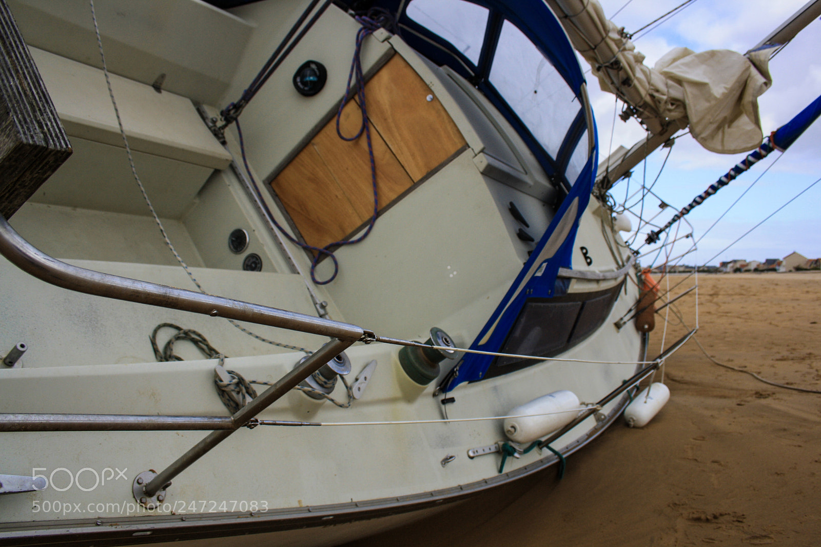Canon EOS 1000D (EOS Digital Rebel XS / EOS Kiss F) sample photo. Bizarre, bateau pas sur photography