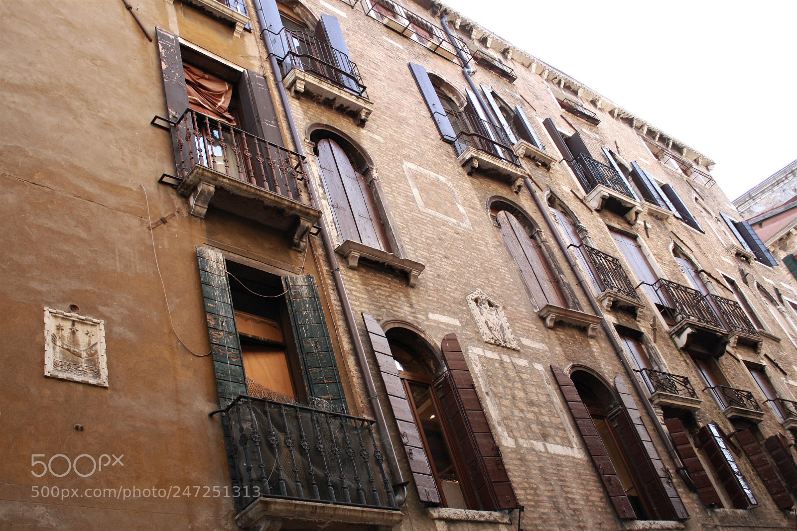 Canon EOS 1000D (EOS Digital Rebel XS / EOS Kiss F) sample photo. Venetian windows photography