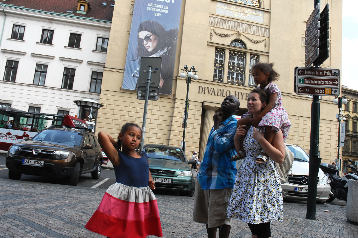 Nikon D200 + Nikon AF-S DX Nikkor 18-70mm F3.5-4.5G ED-IF sample photo. People in prague ii photography