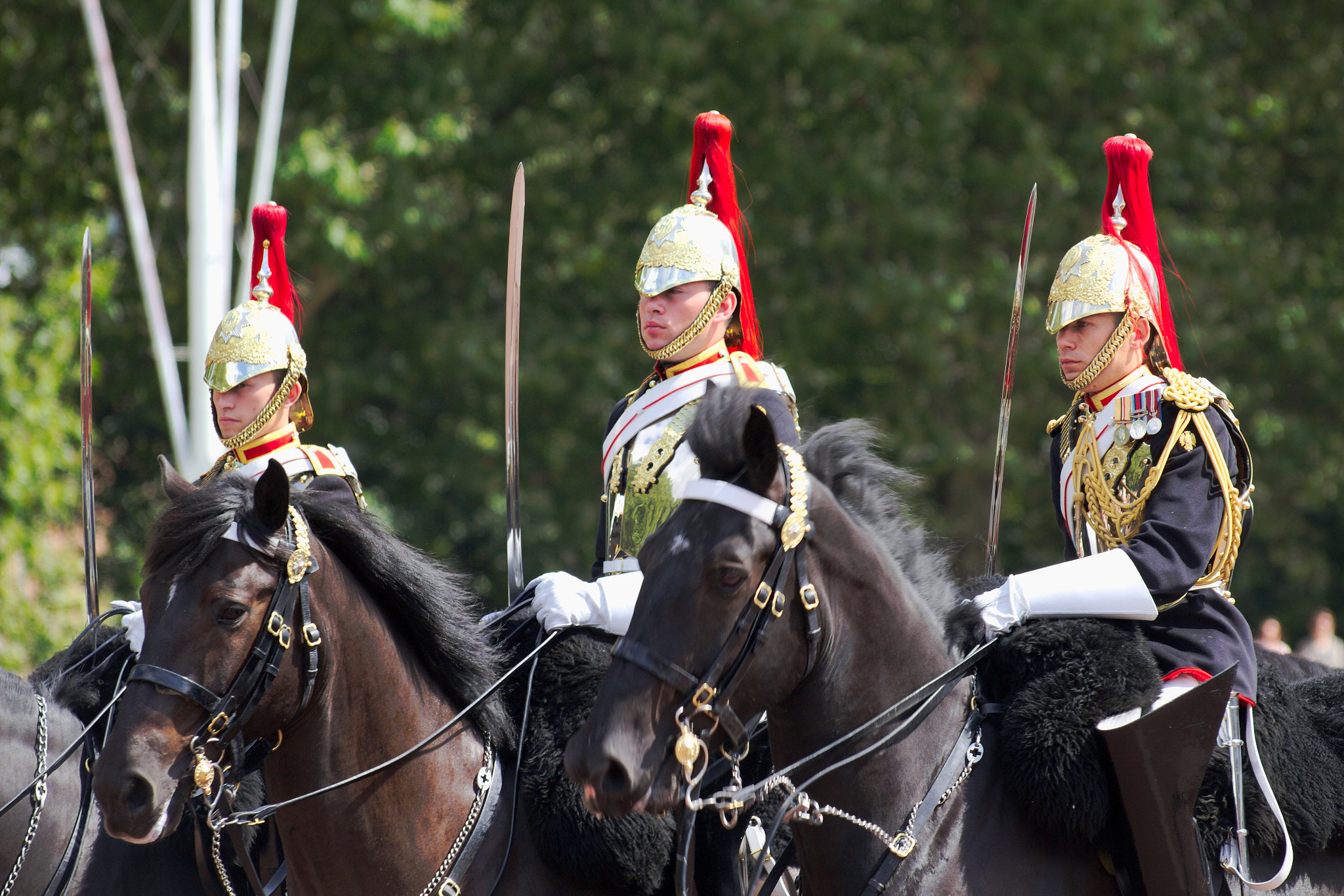 Canon EOS 600D (Rebel EOS T3i / EOS Kiss X5) + Sigma 70-300mm F4-5.6 APO DG Macro sample photo. Buckingham palace guards on horseback photography